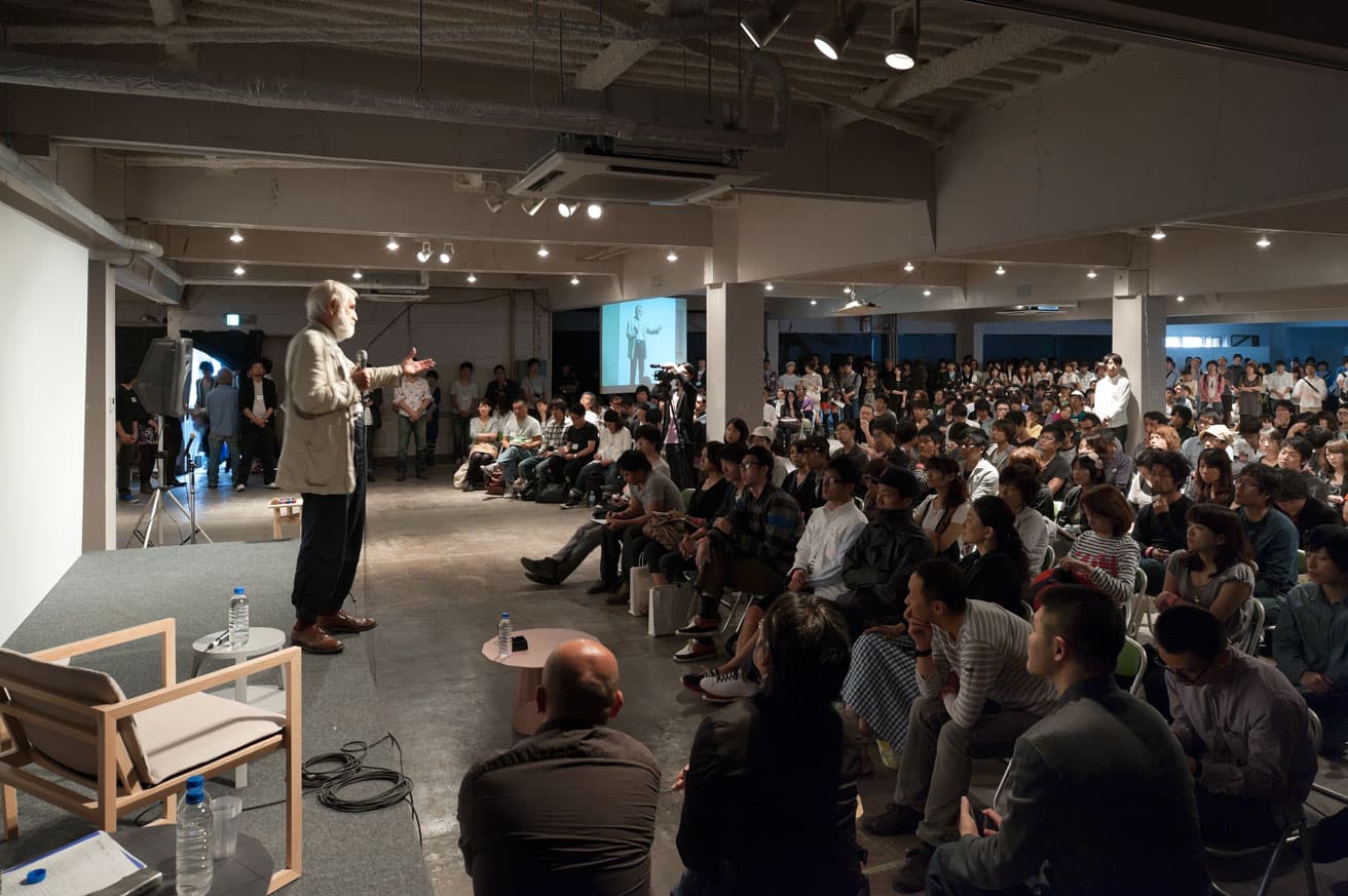 2010年に開催された「DESIGNEAST 01」でのエンツォ・マーリによる3時間に及ぶトークの様子。photo_Takumi Ota