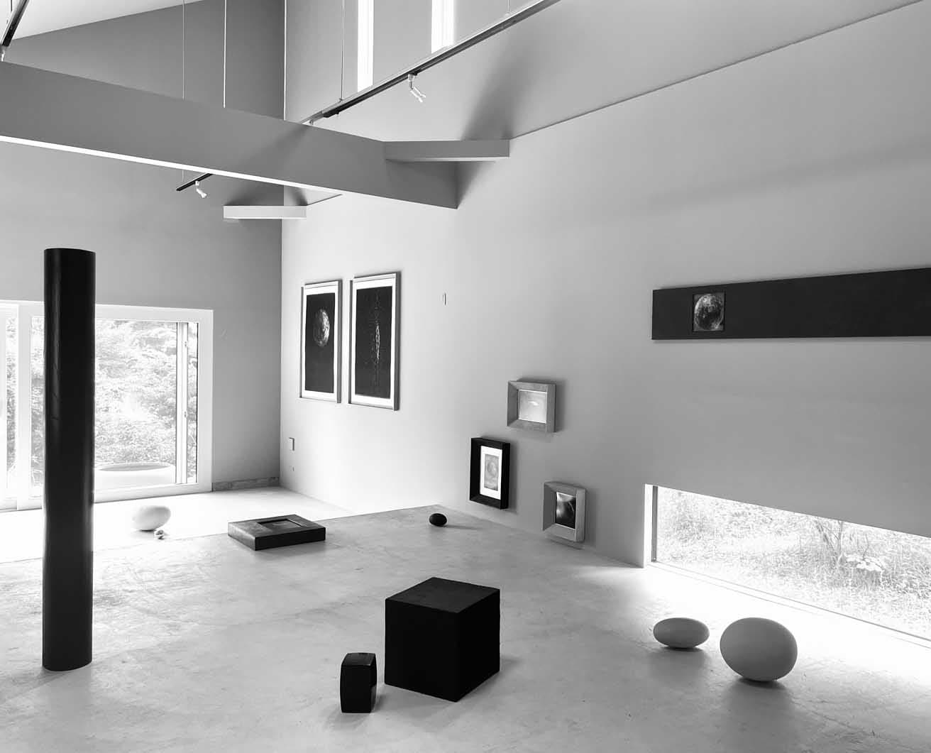 〈SAMNICON〉の空間に二人の作品が呼応する。 photo_Yuriko Takagi
