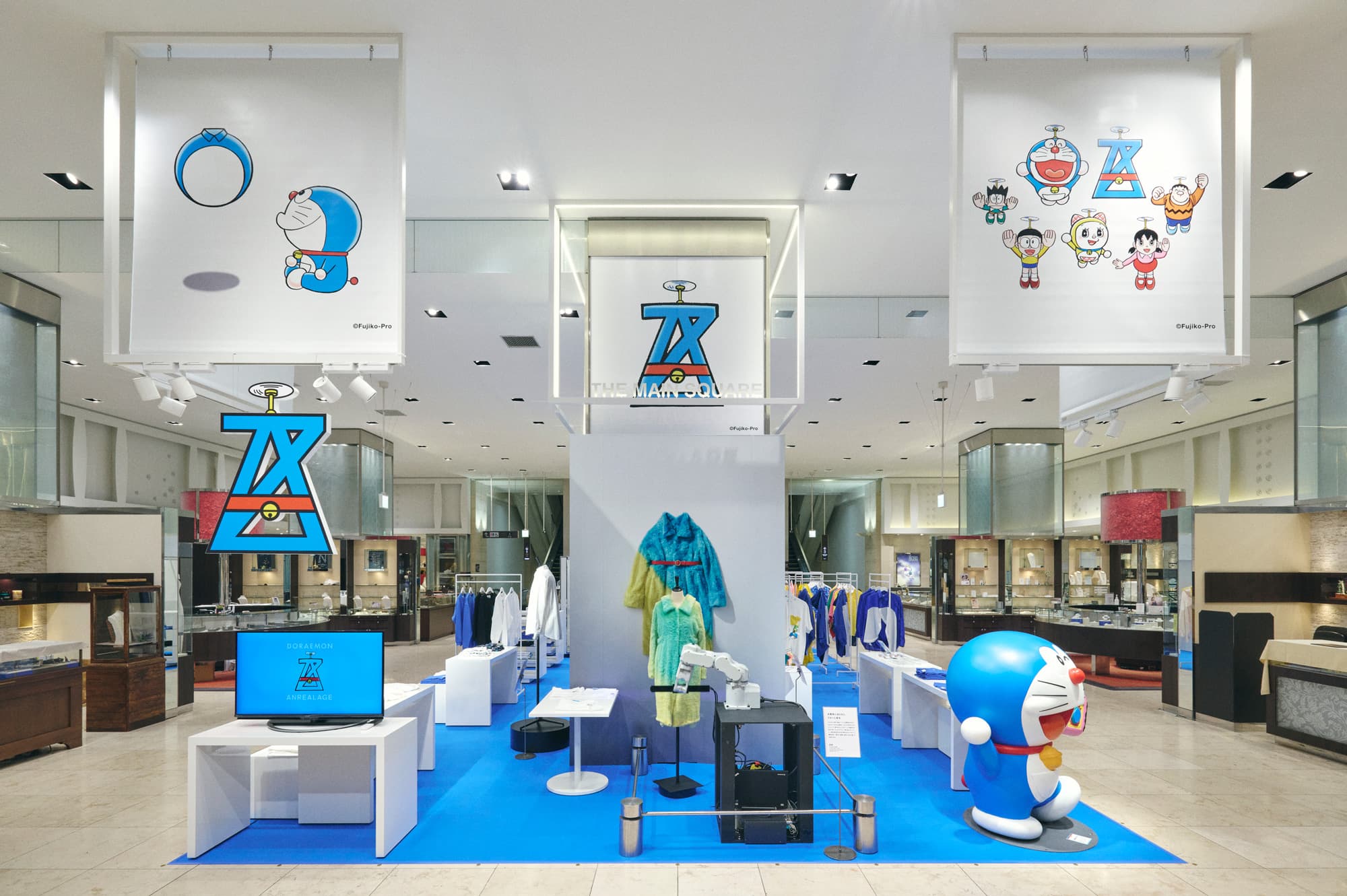 未来からやってきた!? アンリアレイジ×ドラえもん『22世紀の“すこしふしぎ”な日常服』が髙島屋にて期間限定発売。