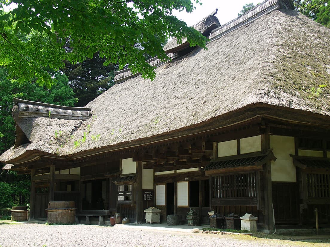 〈濱田庄司記念益子参考館〉4号館茅葺屋根母屋の外観。