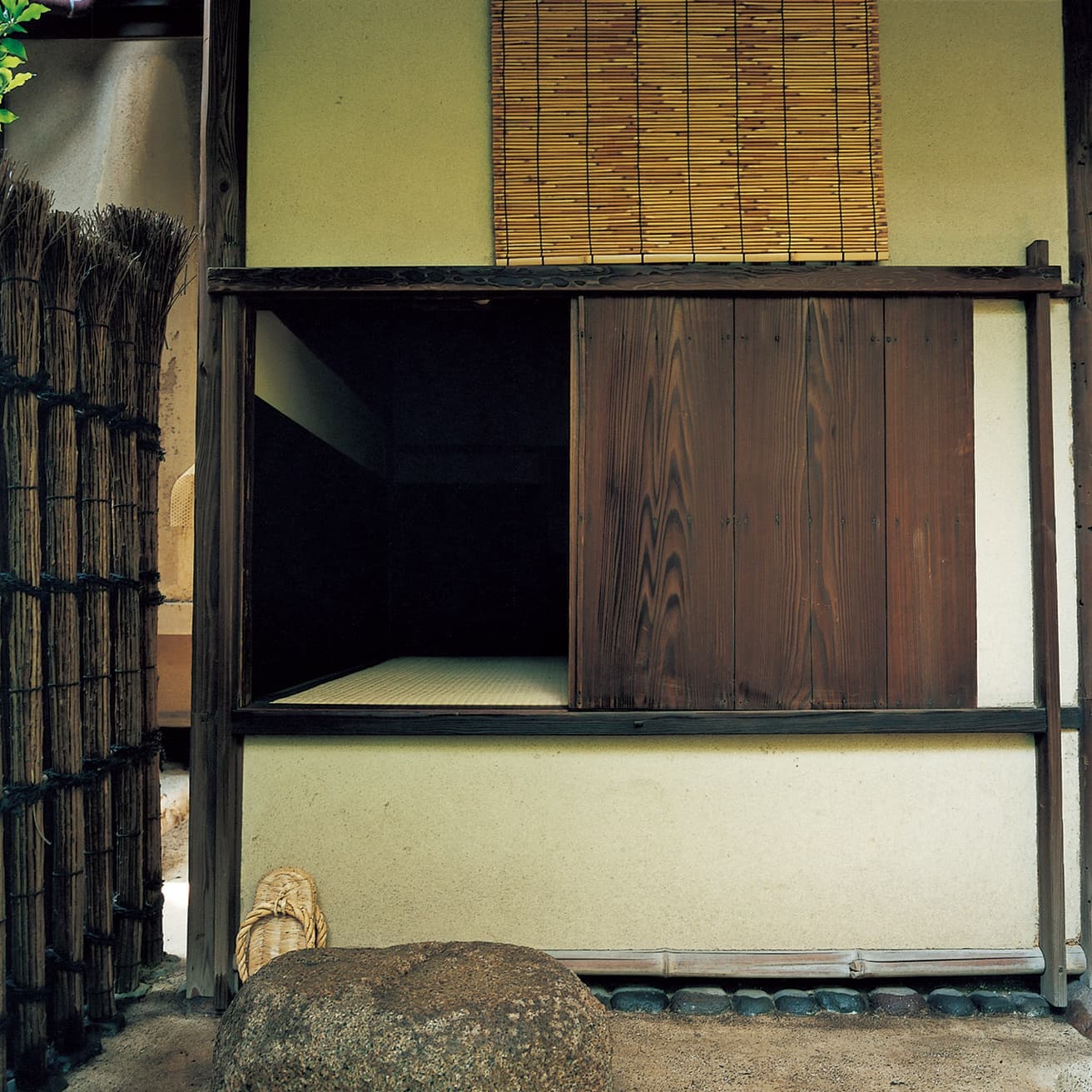 東京・千駄木の〈武者小路千家東京稽古場 半床庵〉のにじり口。photo_Tadayuki Minamoto