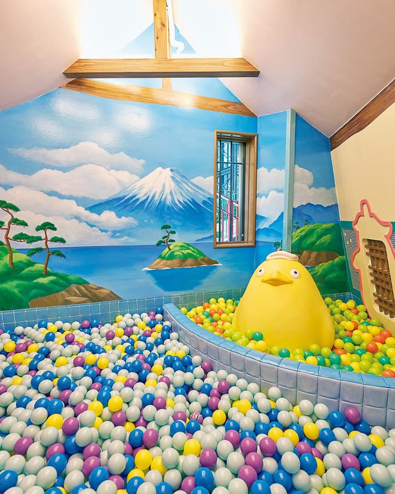 〈ジブリの大倉庫〉にある小学生以下の子ども向けの遊び場〈子どもの街〉。この場所のモチーフになった街は？