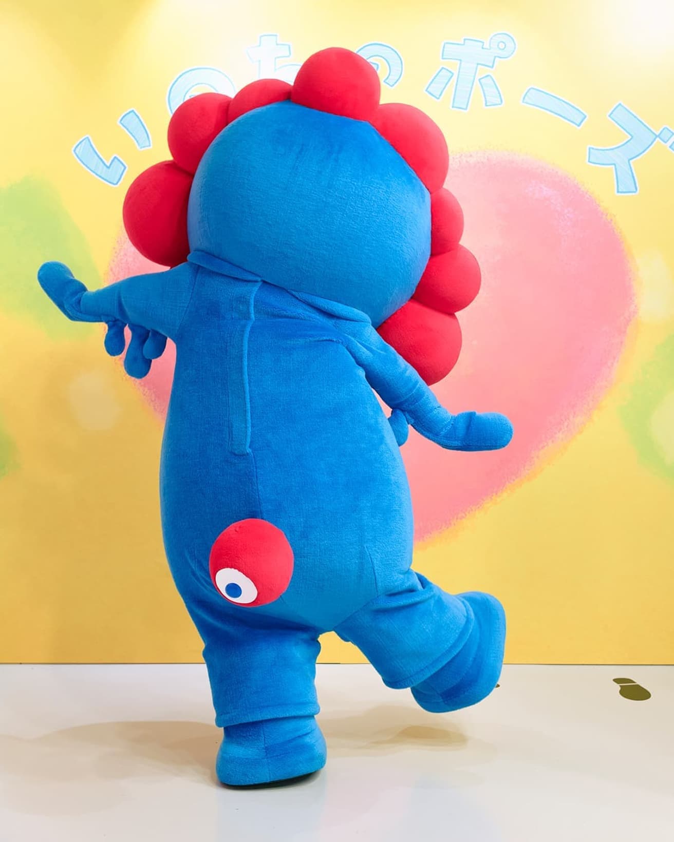 大阪・関西万博の公式キャラクター、ミャクミャク。会場では行く先々で人だかりができるほど、万博随一の人気もの！　©Expo 2025 photo_Yoshiki Okamoto