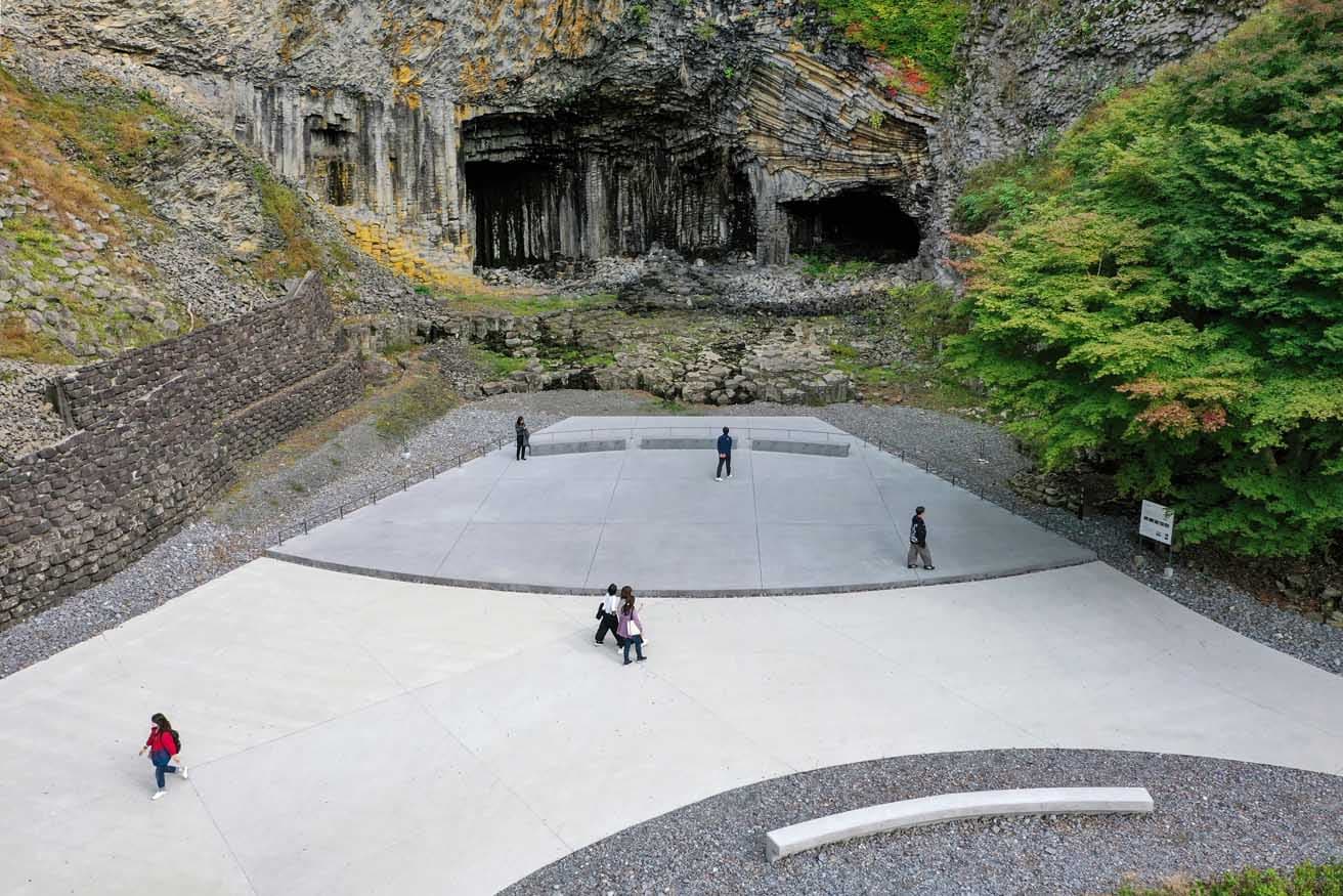 〈玄武洞公園〉　溶岩が冷え固まってできた柱状節理の迫力をより間近に体感できるように改修が行われた。