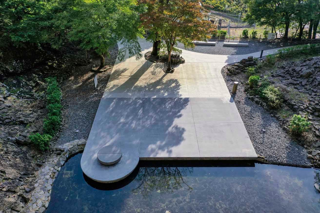〈玄武洞公園〉　目の前の洞を見上げるように自然と対峙するコンクリート製のベンチなどを設置。人工物に曲線と直線を多用することで、有機的な自然とのコントラストをつけたという。
