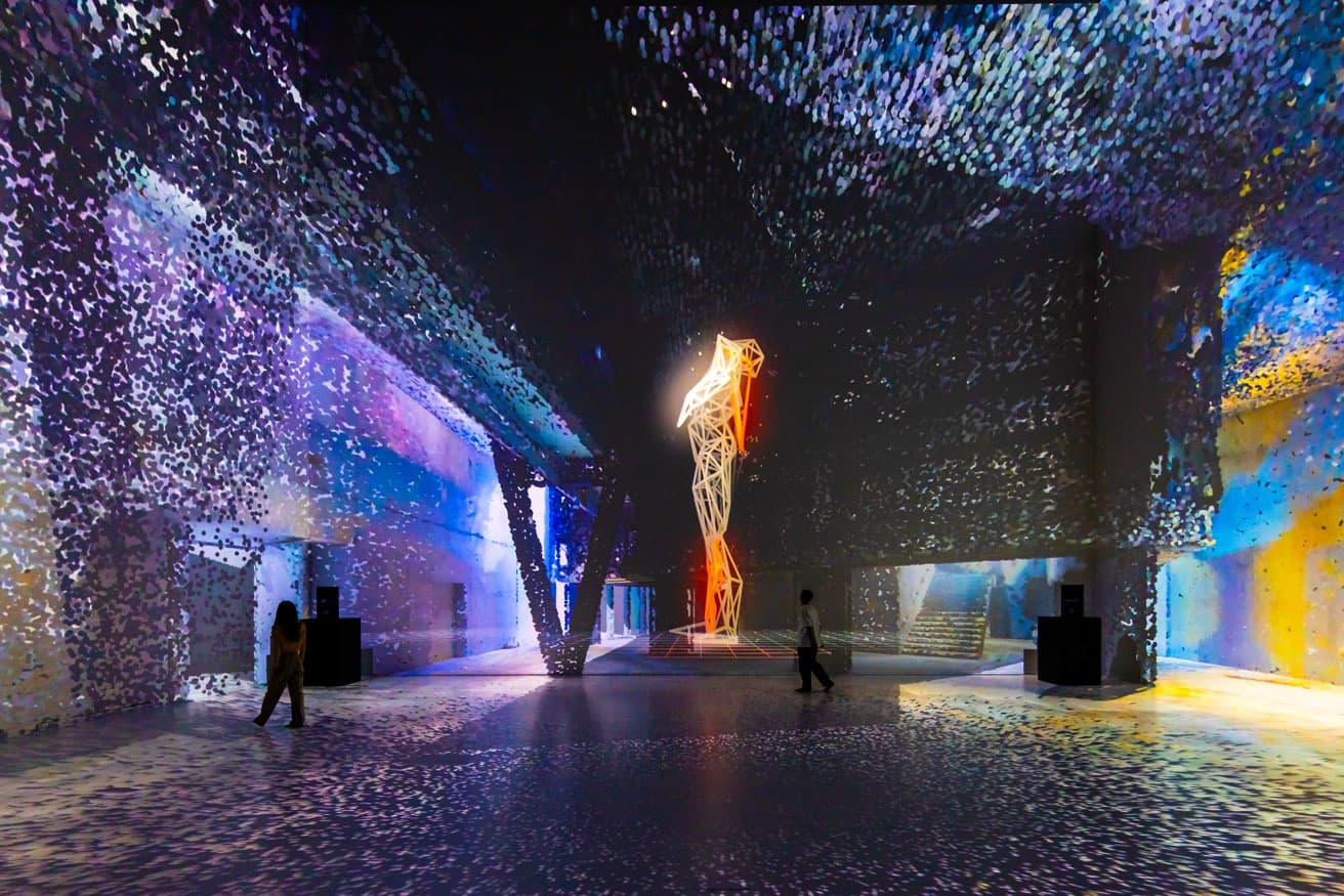 ダンサーの身体運動と建築空間の計測データを活用した《Synthesis of Body-Space-Music　身体･空間･音楽の融合》より。全方向から降り注ぐ音や映像に包まれ、リアルに没入感がもたらされる。photo by Muryo Homma(Rhizomatiks)