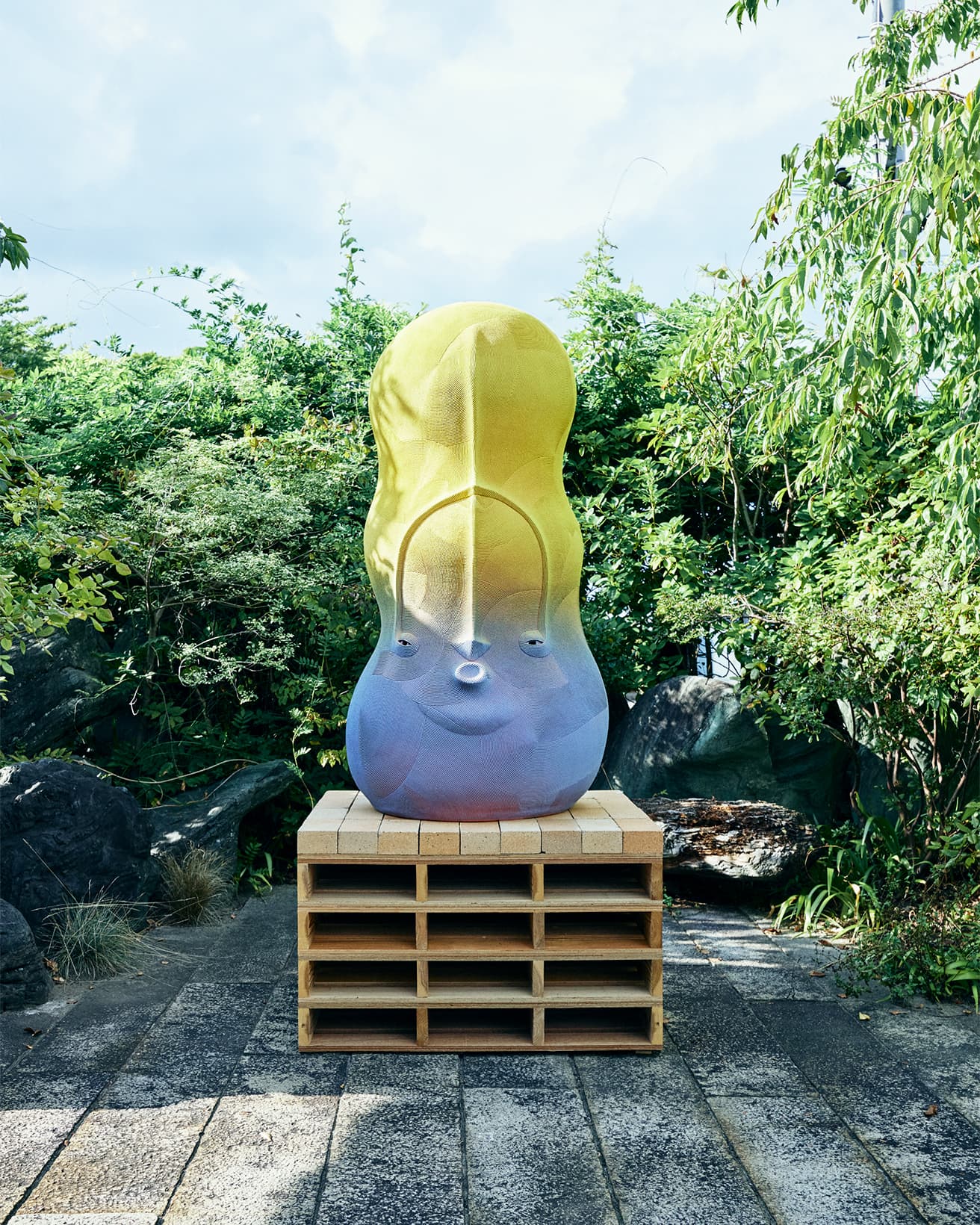 岩瀬エリアにある〈ピアット スズキ チンクエ〉の屋外に展示された岩村遠の《Neo Jomon: Yellow Mask》。