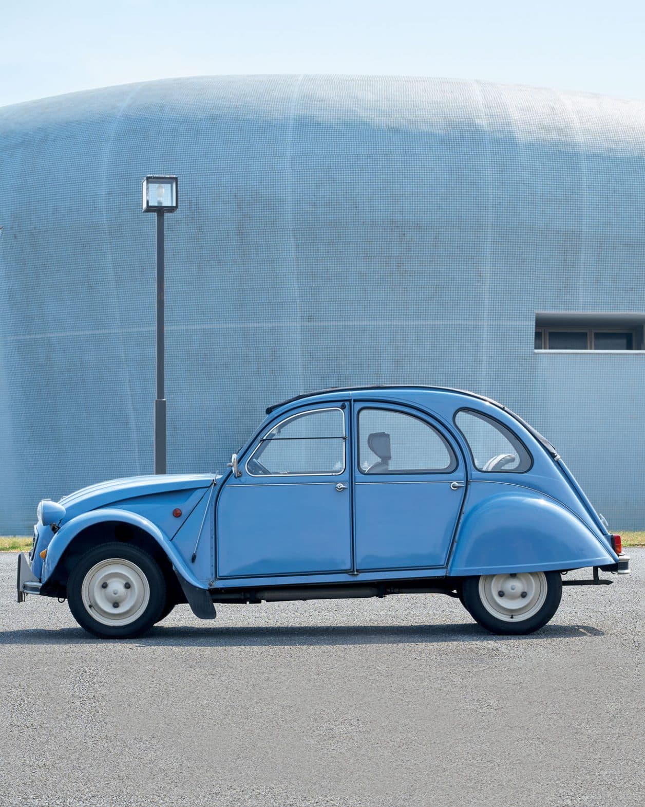 Chill CARS｜《シトロエン 2CV》プリミティブを極めた、哲学のようなクルマ。