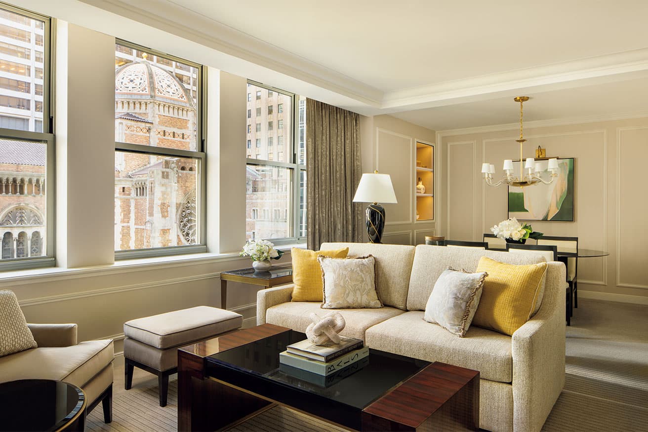 客室。現存した1枚を元に、5,600枚すべて新素材で昔通りに復元した窓に注目。photo_Waldorf Astoria New York