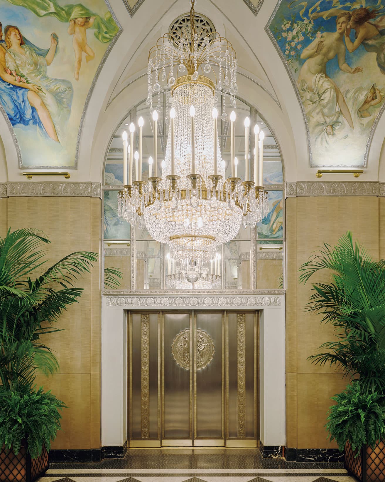 巨大シャンデリア、そして米国印象派の画家エドワード・シモンズの壁画が。photo_Waldorf Astoria New York