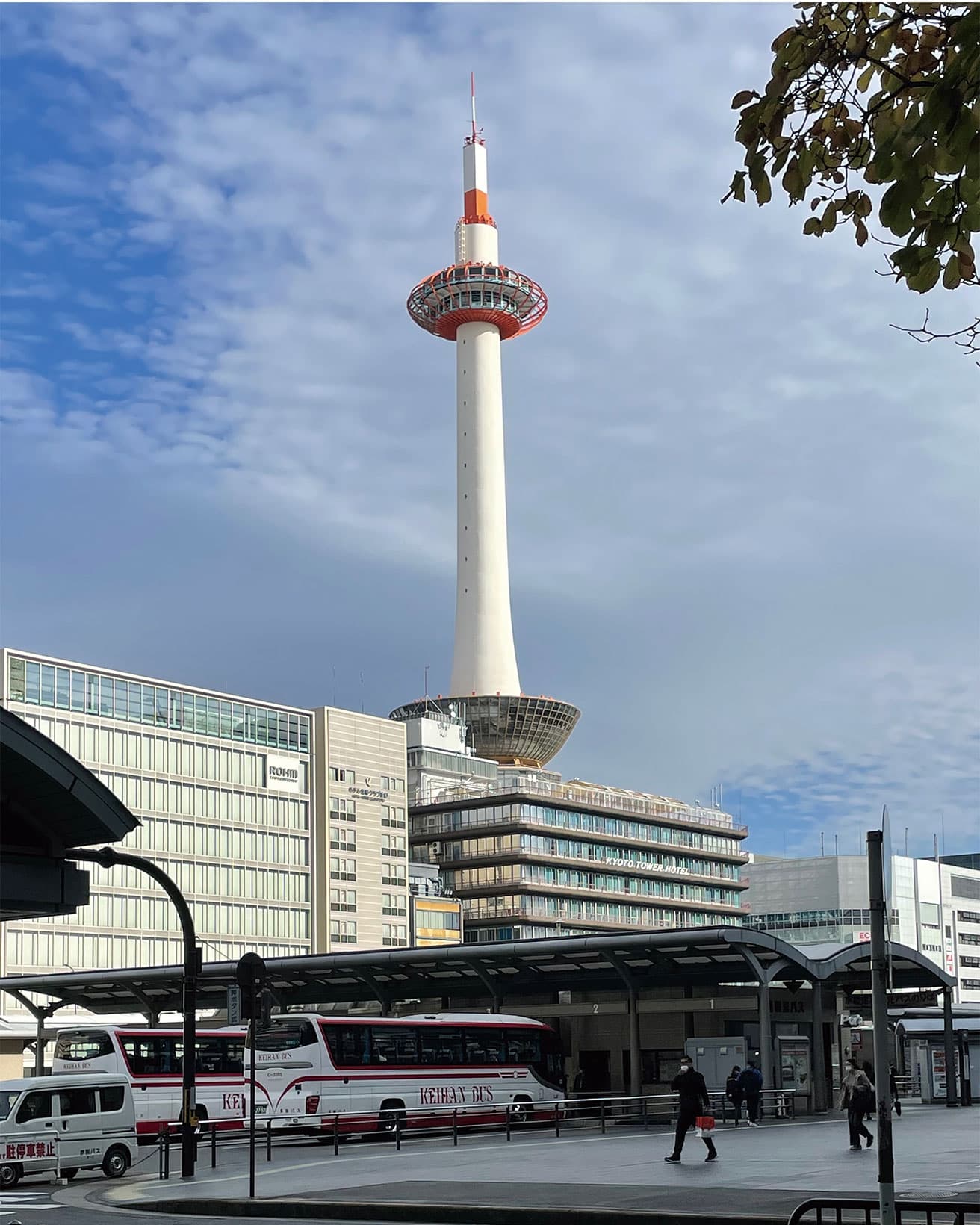 〈京都タワービル〉山田守設計。1964年竣工。京都市下京区。photo_Tatsuo Iso