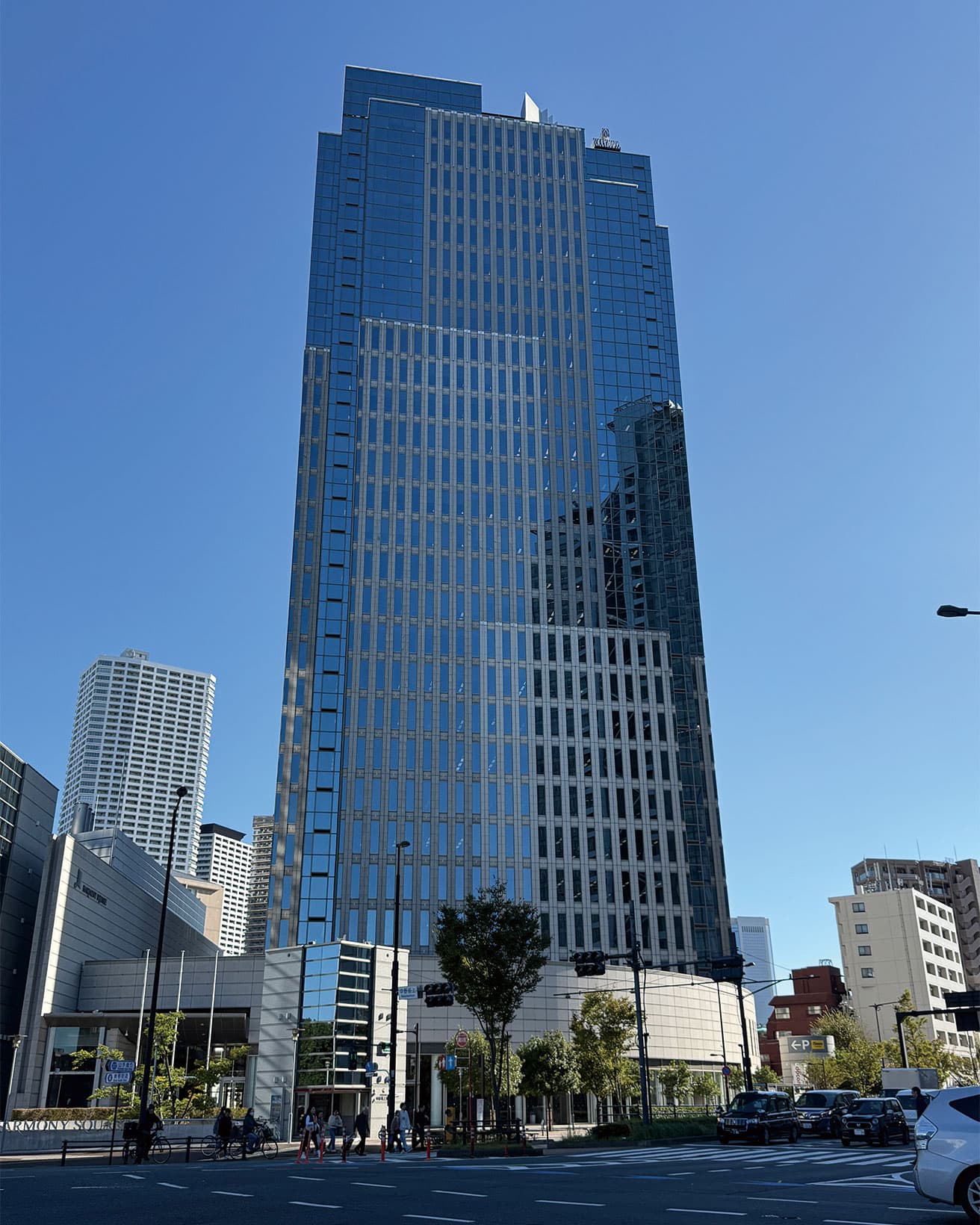 〈ハーモニータワー〉日本設計。1997年竣工。東京都中野区。photo_Tatsuo Iso