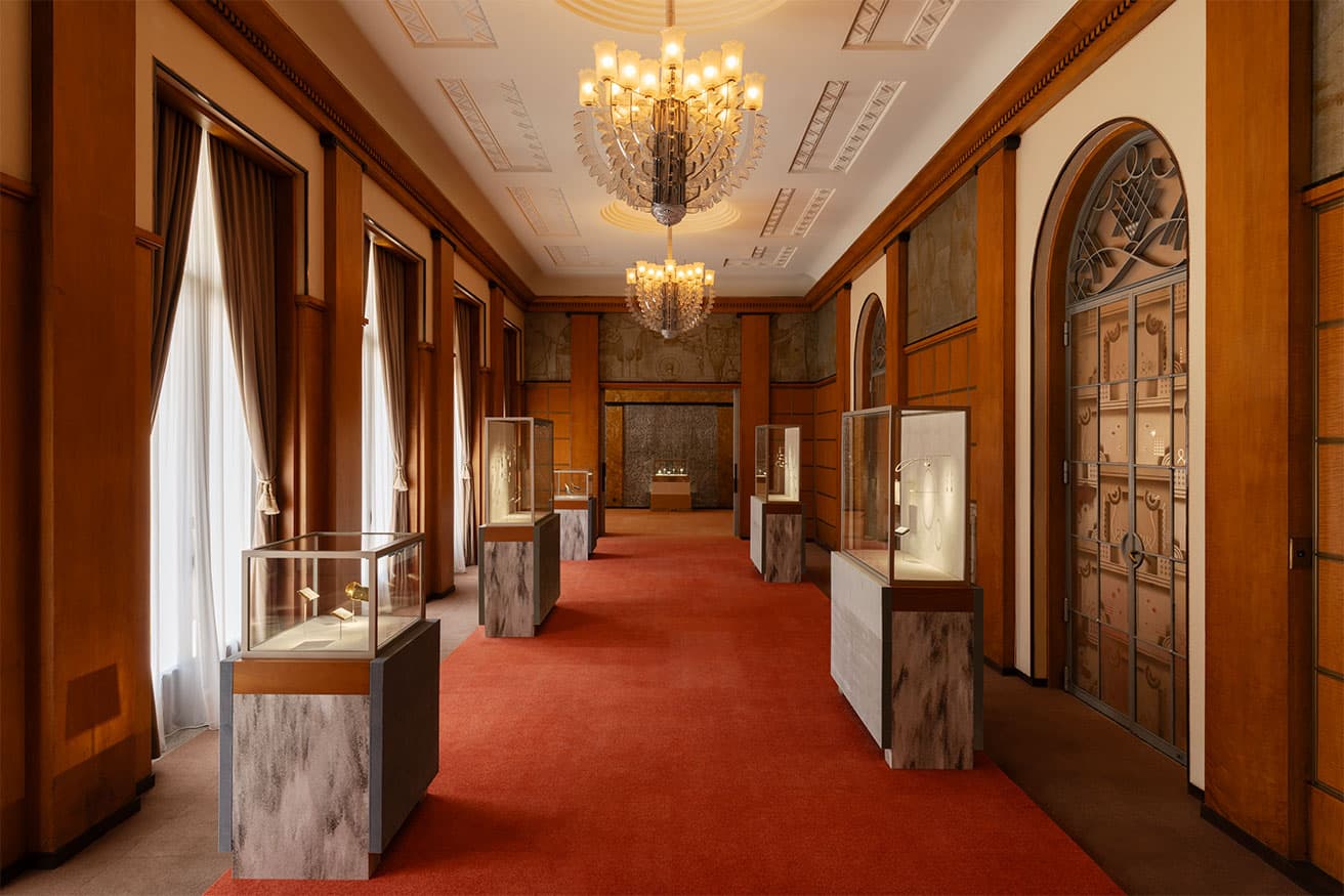 本館・大客室での「第１章アール・デコの萌芽」の展示。天井にはルネ・ラリックのシャンデリア。©Van Cleef &amp; Arpels