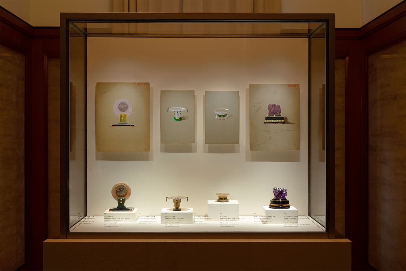 「第３章 モダニズムと機能性」の展示。瑪瑙や翡翠、アメシストなど多彩な色石を使ったアッシュトレイやテーブルクロックなど。1920年代終わりから1930年代にかけてジュエリーは機能主義へ寄り添い、一方で日用品は装飾性を帯びることで、ジュエリーとオブジェの境が曖昧になった。©Van Cleef &amp; Arpels