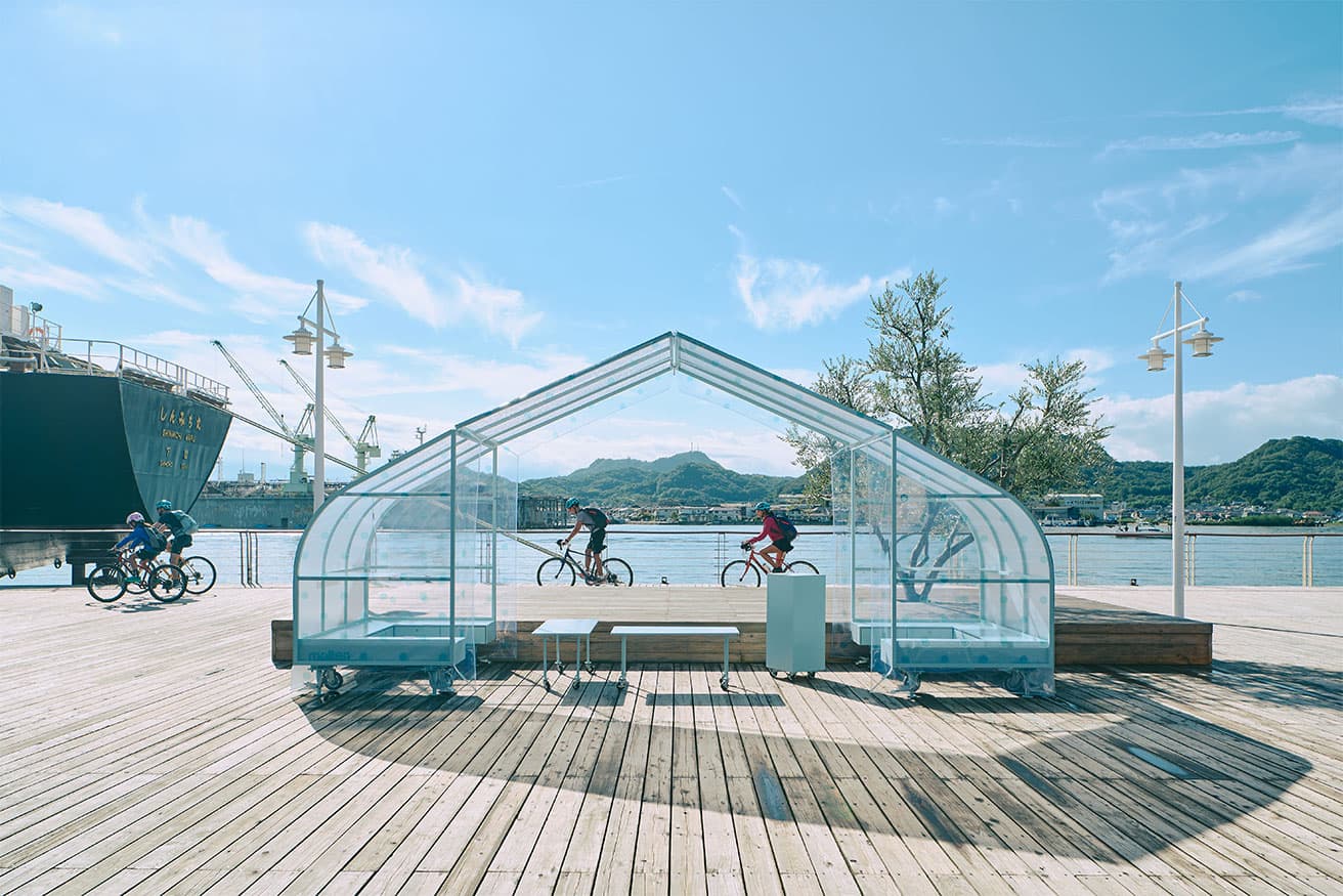 中山英之 × モルテン〈風景が通り抜けるキオスク（Catch）〉。キオスクが向こうの海や島の風景を切り取る。