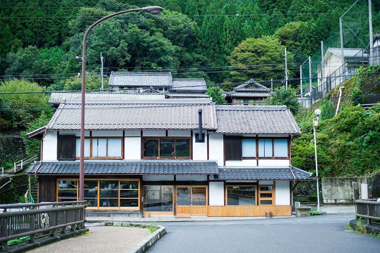 村の中心部に位置する〈OFFICE CAMP HIGASHIYOSHINO〉。写真：西岡潔
