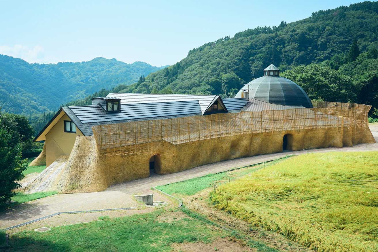 ヨウ・ウェンフー（游文富）《竹の波》。風のように柔らかくうねる竹が建物を覆う。　photo_Takeshi Shinto