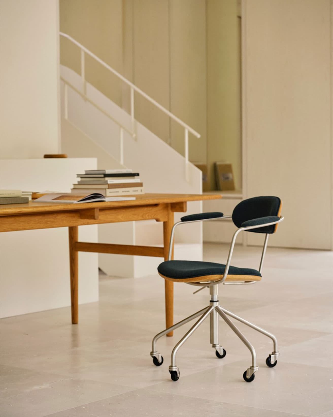 《CH621 スウィベルチェア》 442,200円〜。サイズ：H75.5（SH45）〜84.5×W60.5×D54〜61cm。