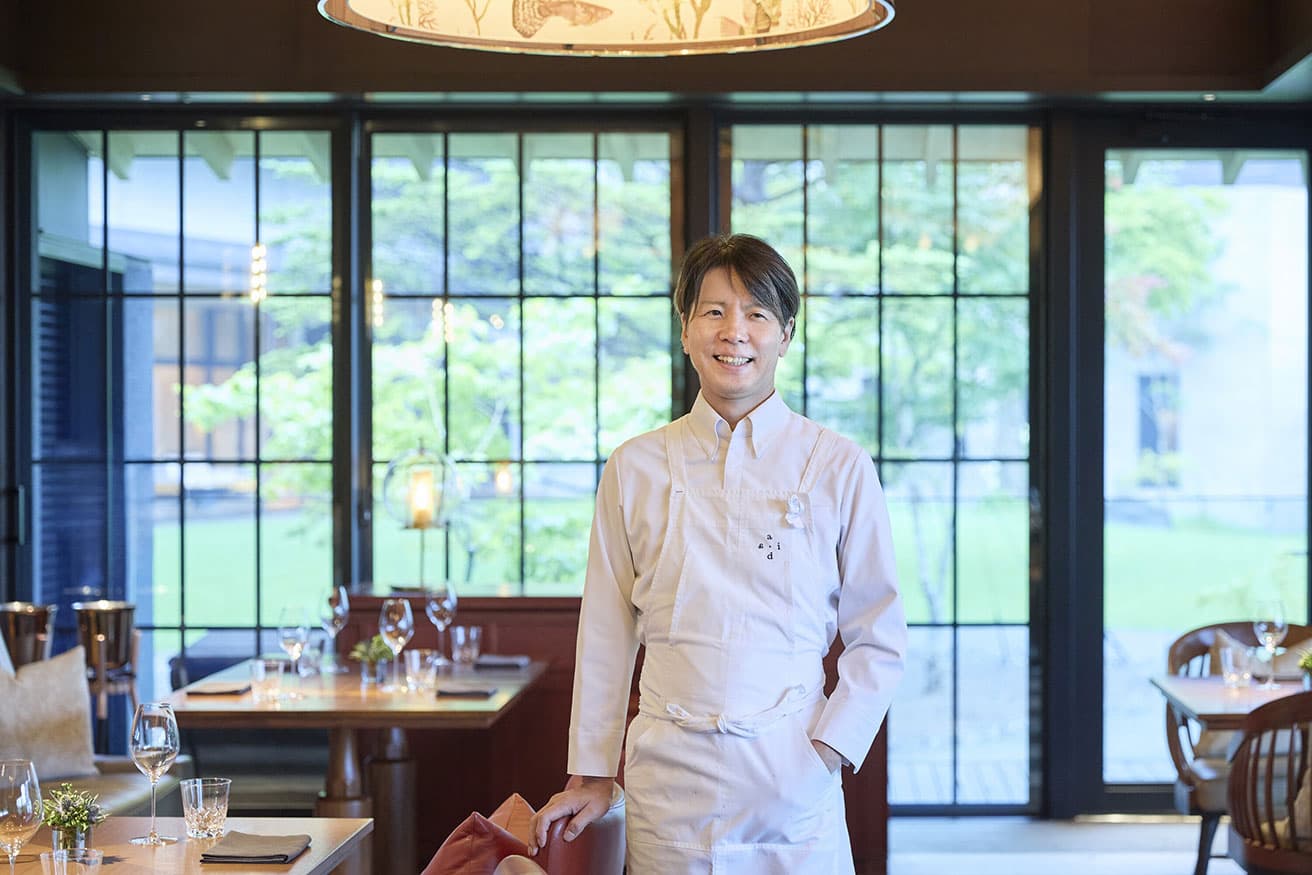 小林寛司シェフ。隣接する畑で約300種の野菜やハーブを育て、その日に収穫した野菜やハーブを中心に、近隣の魚介、家禽、ジビエを合わせた料理を提供する「ガーデンガストロノミー」の先駆者として知られる。