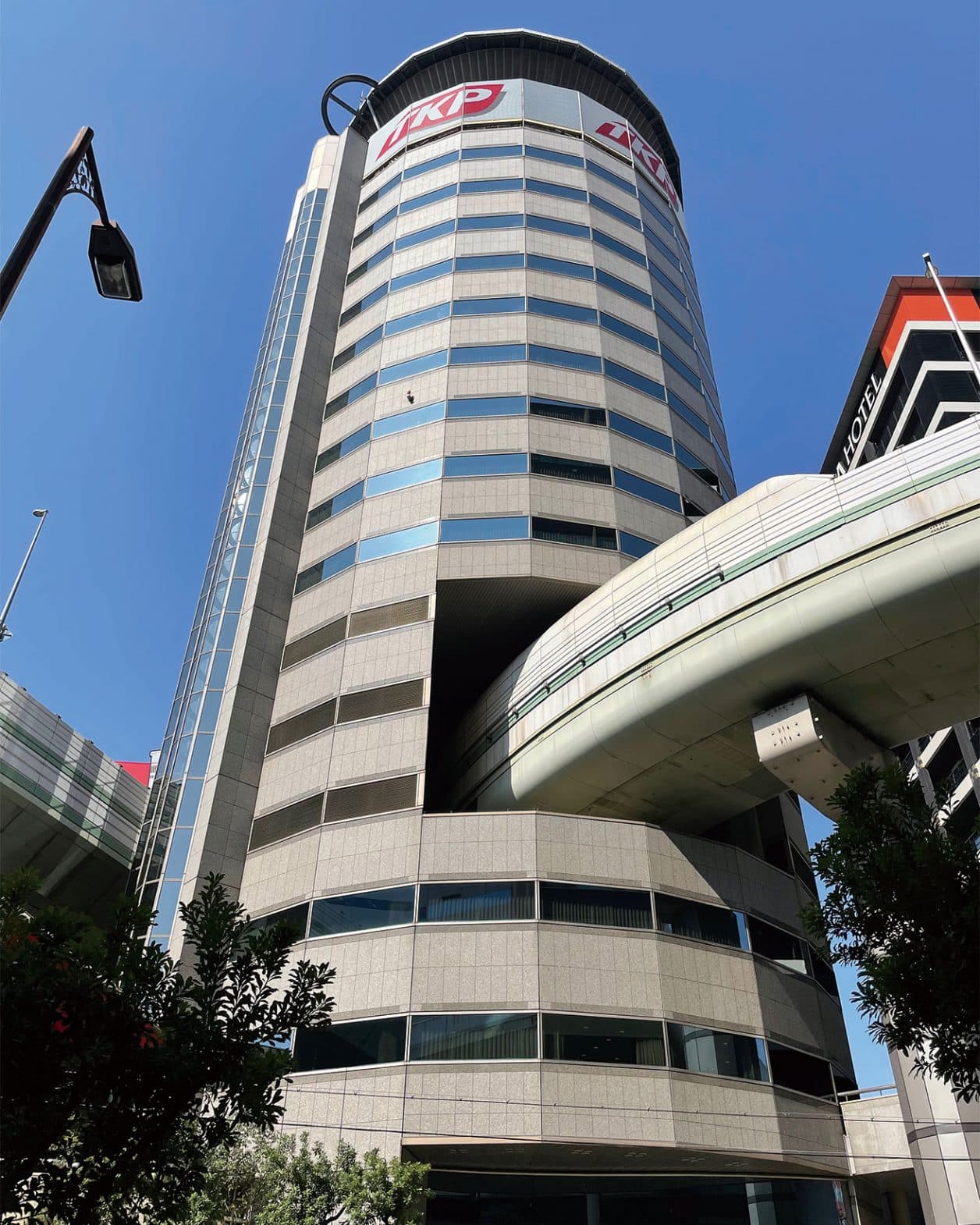 高速道路からの出路が貫通する〈TKP ゲートタワービル〉は大阪の象徴？【磯達雄のCDジャケンチク！】