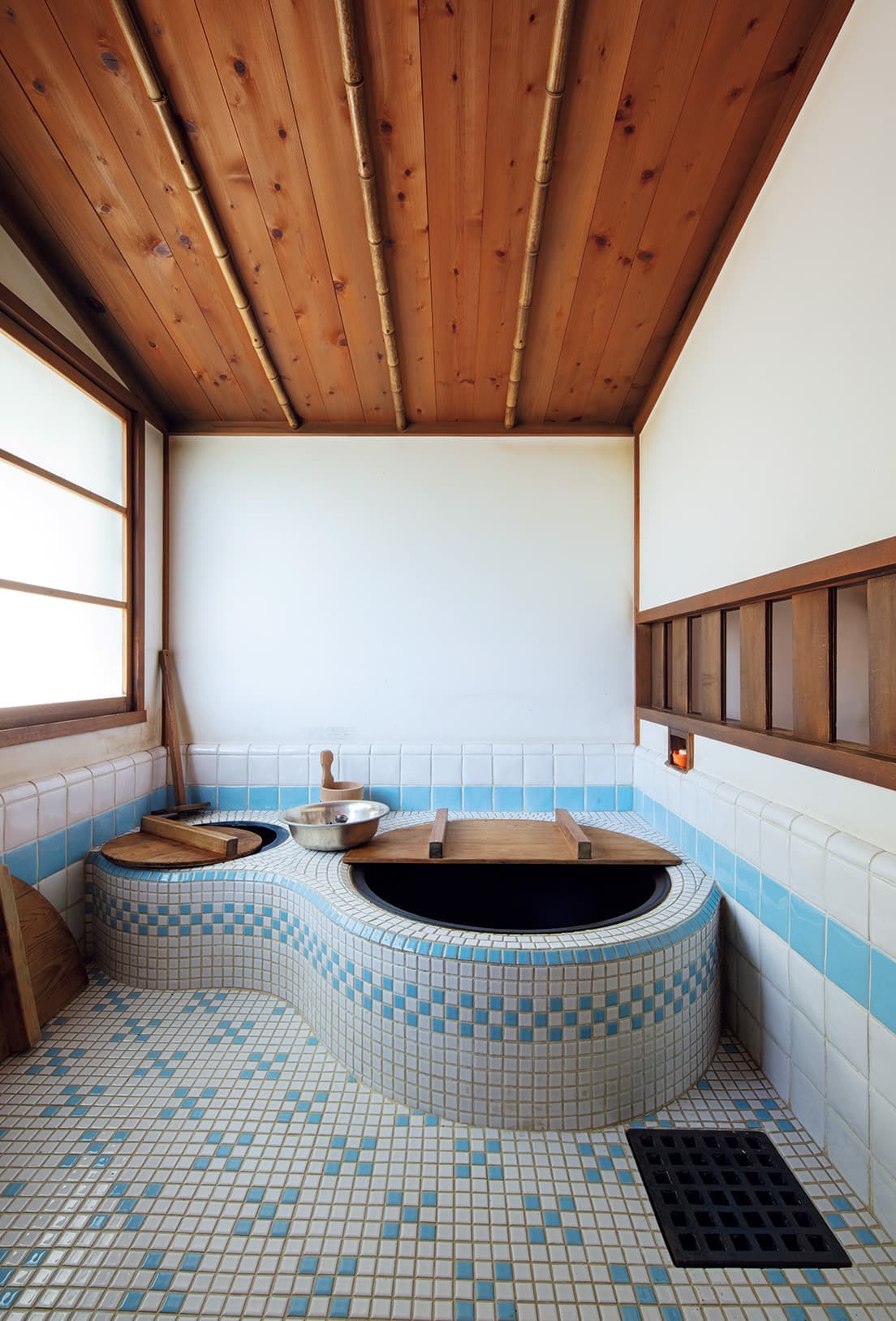 作家に依頼して特注で仕上げたタイルを用いた〈サツキとメイの家〉の釜風呂。photo_Satoshi Nagare
