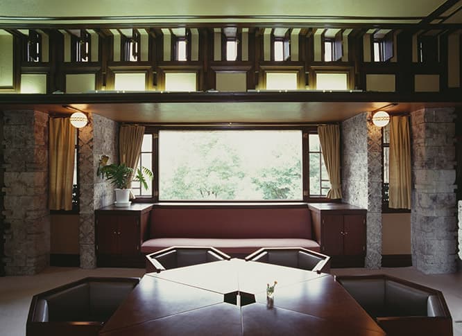 1924年竣工の〈山邑邸〉。1974年に国の重要文化財として指定された。上記は大窓が印象的な応接室。現在は〈ヨドコウ迎賓館〉として一般公開されている。