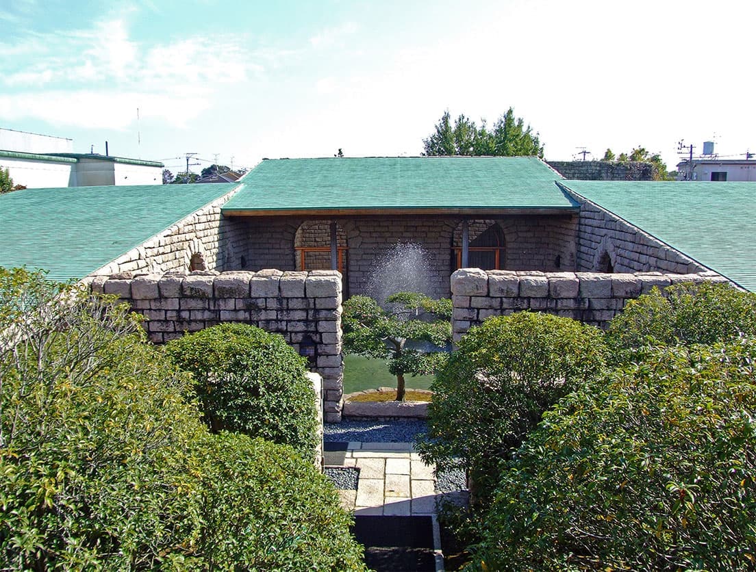 〈静岡市立芹沢銈介美術館〉外観。静岡県静岡市駿河区登呂5-10-5。https://www.seribi.jp/