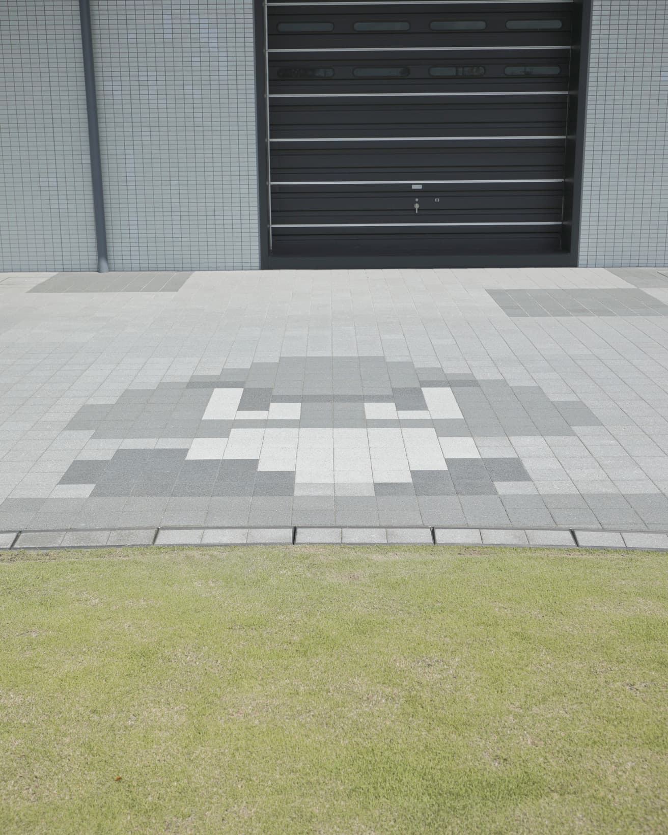 敷地内の広場に現れるクリボー。足元に潜んでいるキャラクターにも注目を。