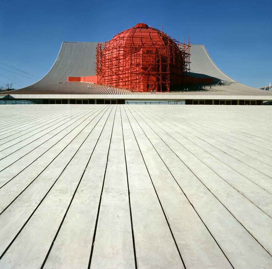 1970年の大阪万博で横尾忠則が建築を担当した「せんい館」とその足場。写真：毎日新聞社/アフロ