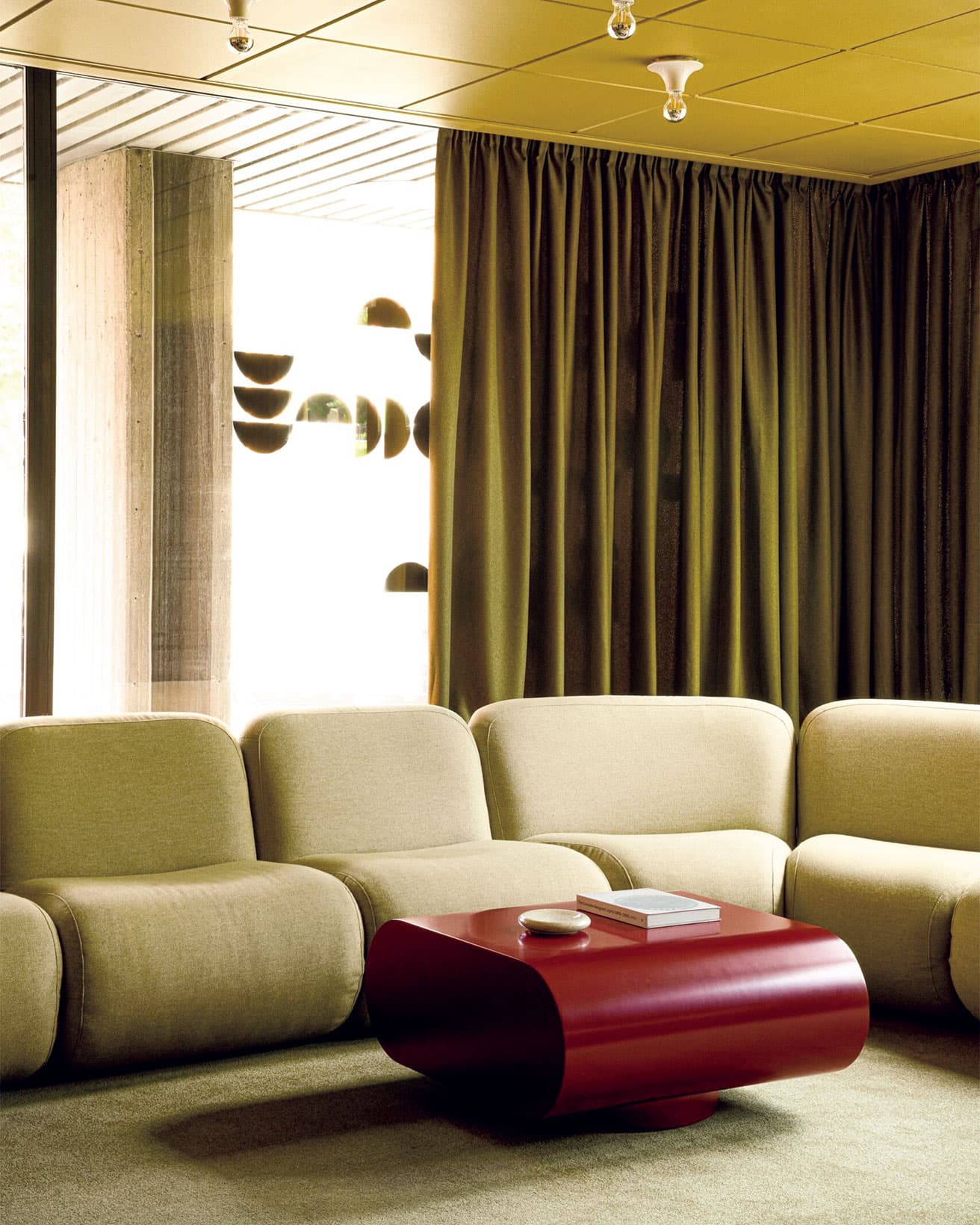 60年代を彷彿とさせるラウンジには、コワーキングスペースも併設。