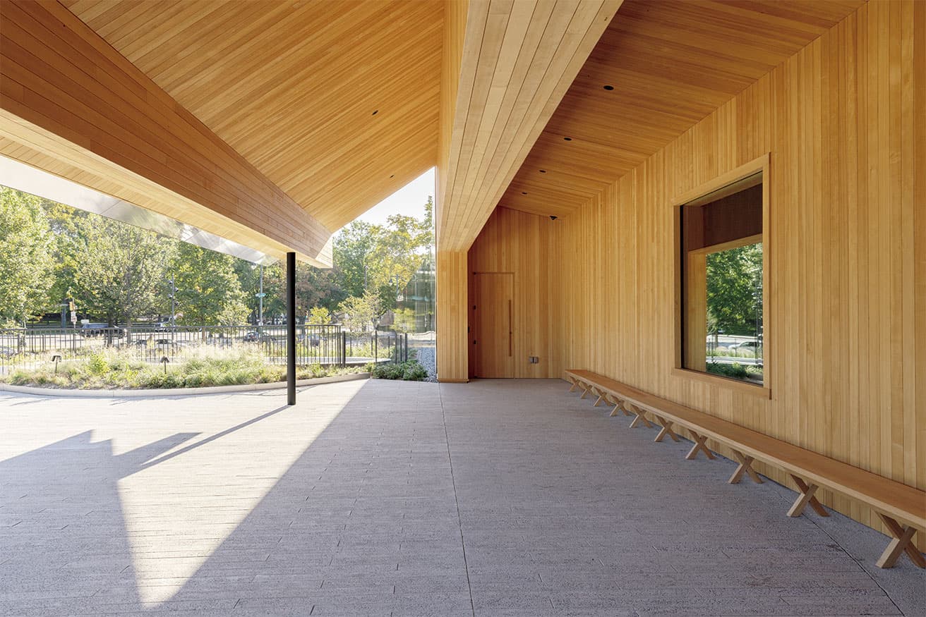 カルダーがコネチカット州に所有していた自邸は木材を多用していた。このウッドのファサードは、その自邸へのオマージュだ。