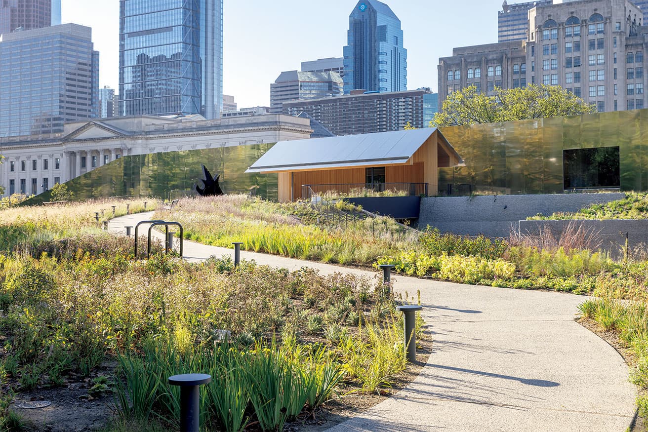 ガーデンを抜けて建物へ。右手に深く掘り下げられた地中庭園があり、屋内外がつながり合う。