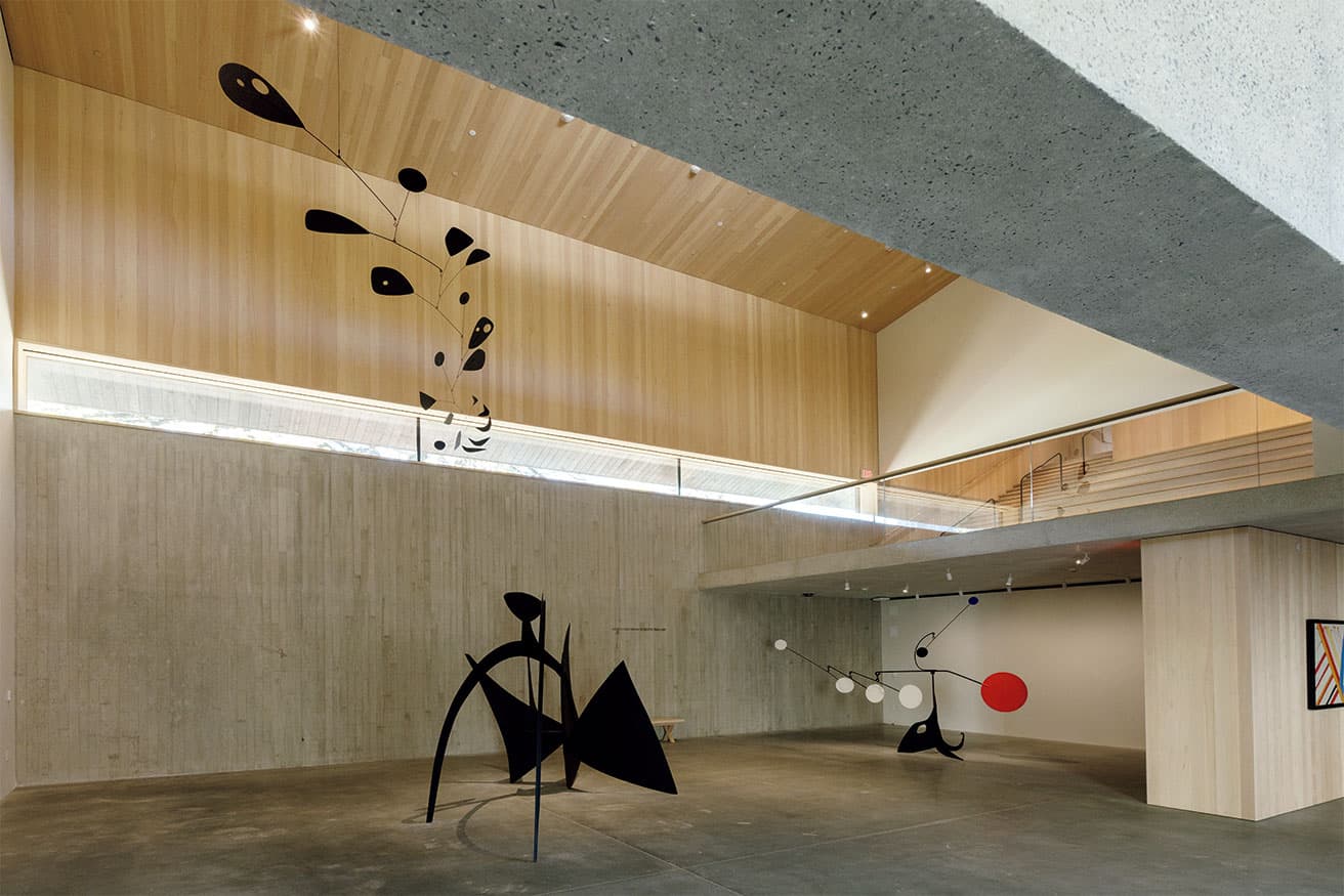 トール・ギャラリー。壁の高窓から入る自然光が天井に反射し、動きやニュアンスのある光が空間に広がる。