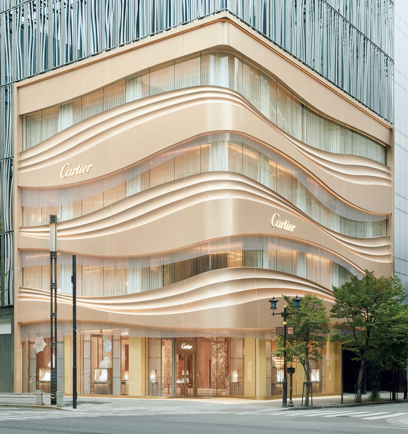 周囲の直線的な街並みと対照をなす、滑らかな曲線美がエレガント。