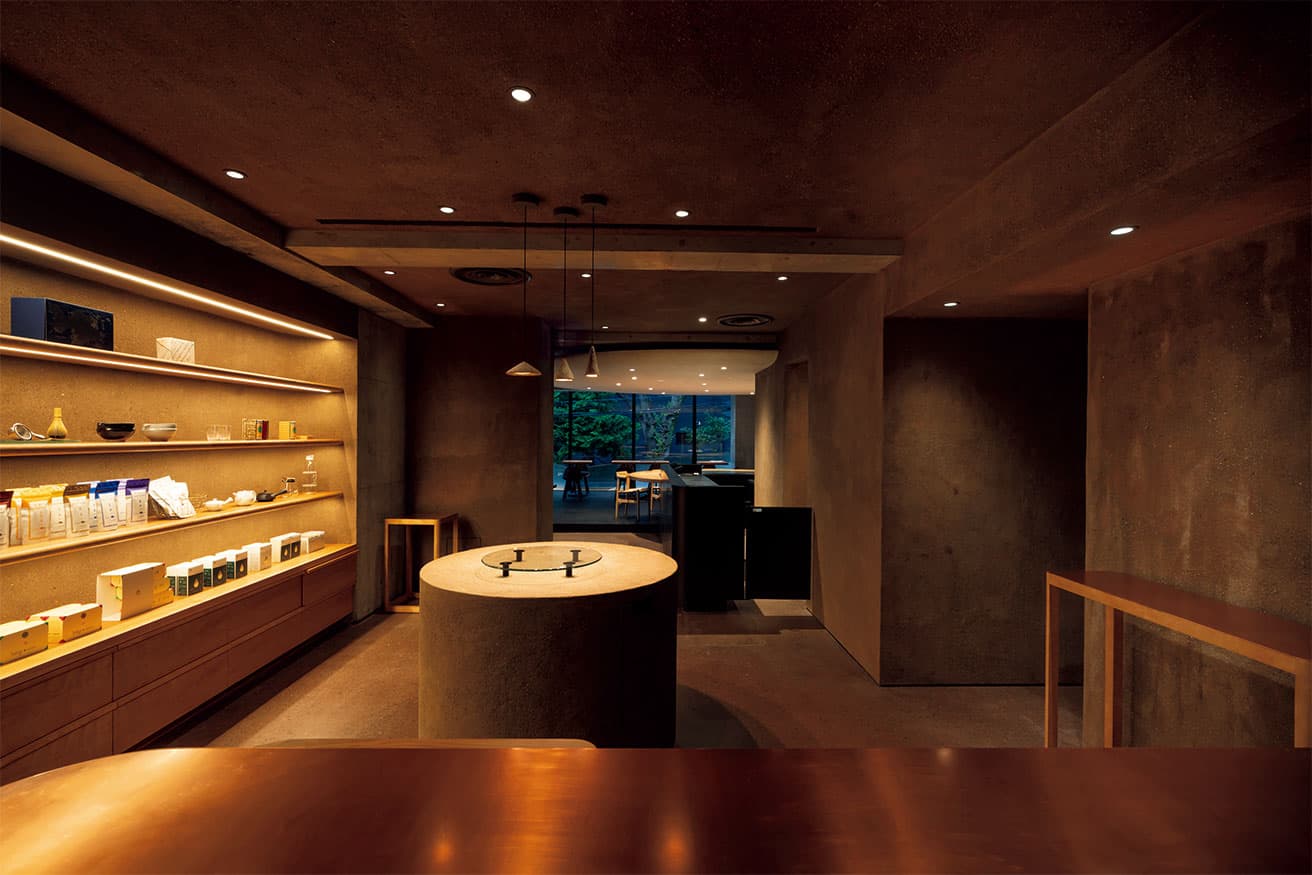 ショップは左官仕上げの天井や壁で土壌を表現。茶の根をイメージした照明で地中を表現。