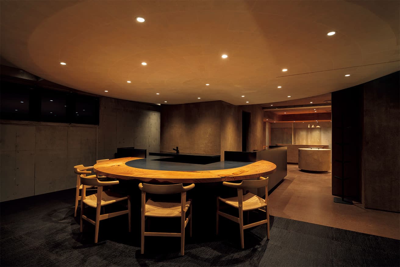 喫茶室。天井は茶葉の育成に欠かせない太陽のモチーフに。