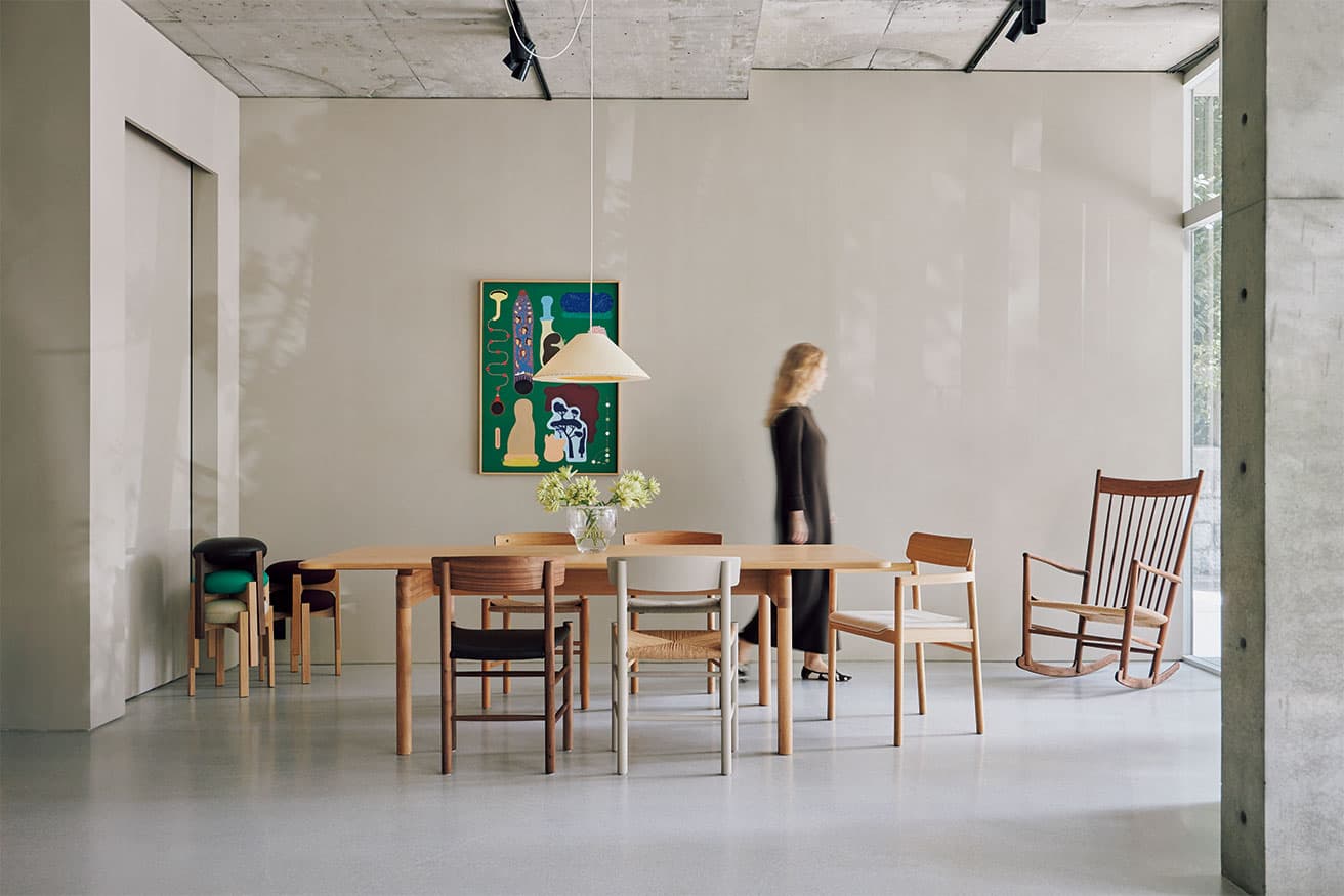 木の手触りが素晴らしいテーブルや椅子。