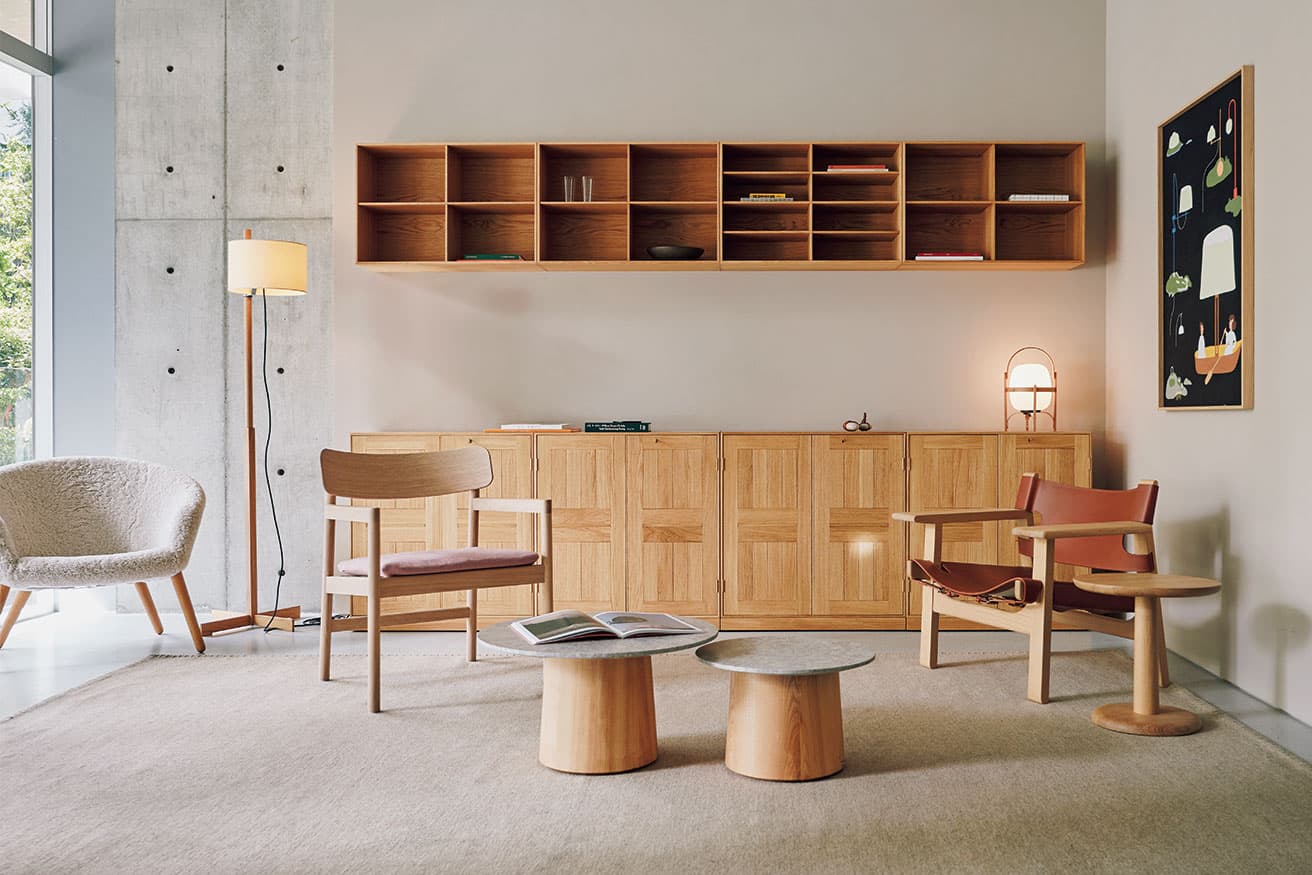 左奥の椅子が今回セシリエ・マンツがデザインした《Post Lounge Chair》。