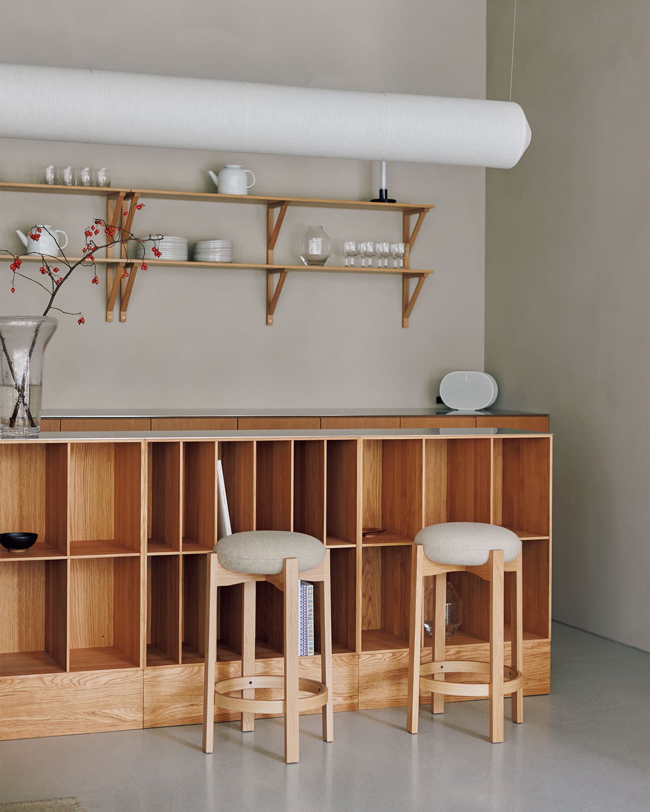 スツールや奥の棚もシンプルで機能的。