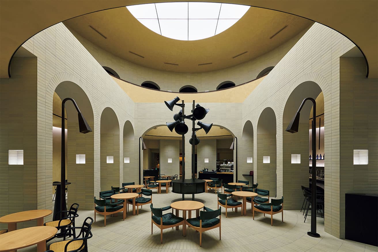 街中の公共スピーカーを想起させる空間。