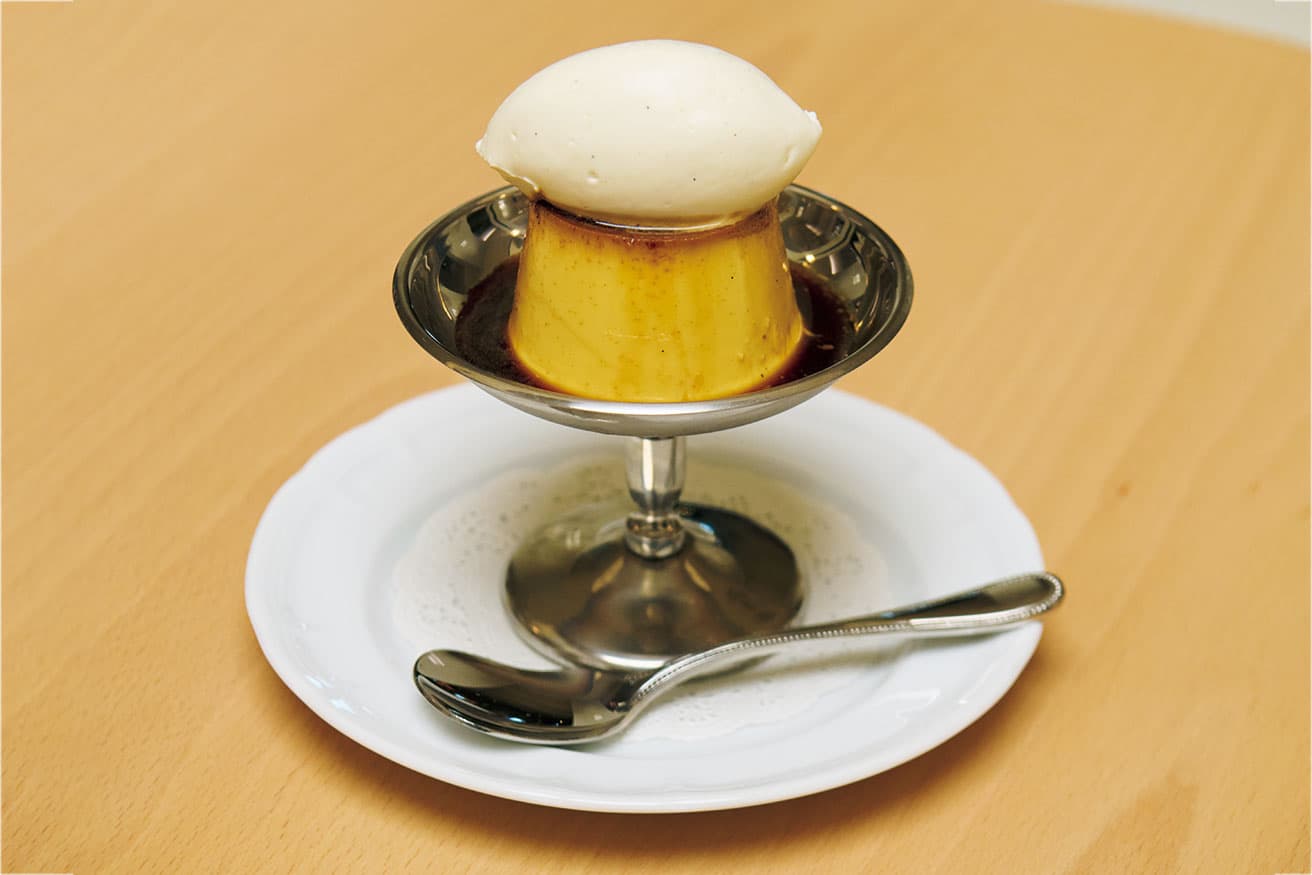 西が喫茶メニューを再解釈。「クラシック・プリン」990円。