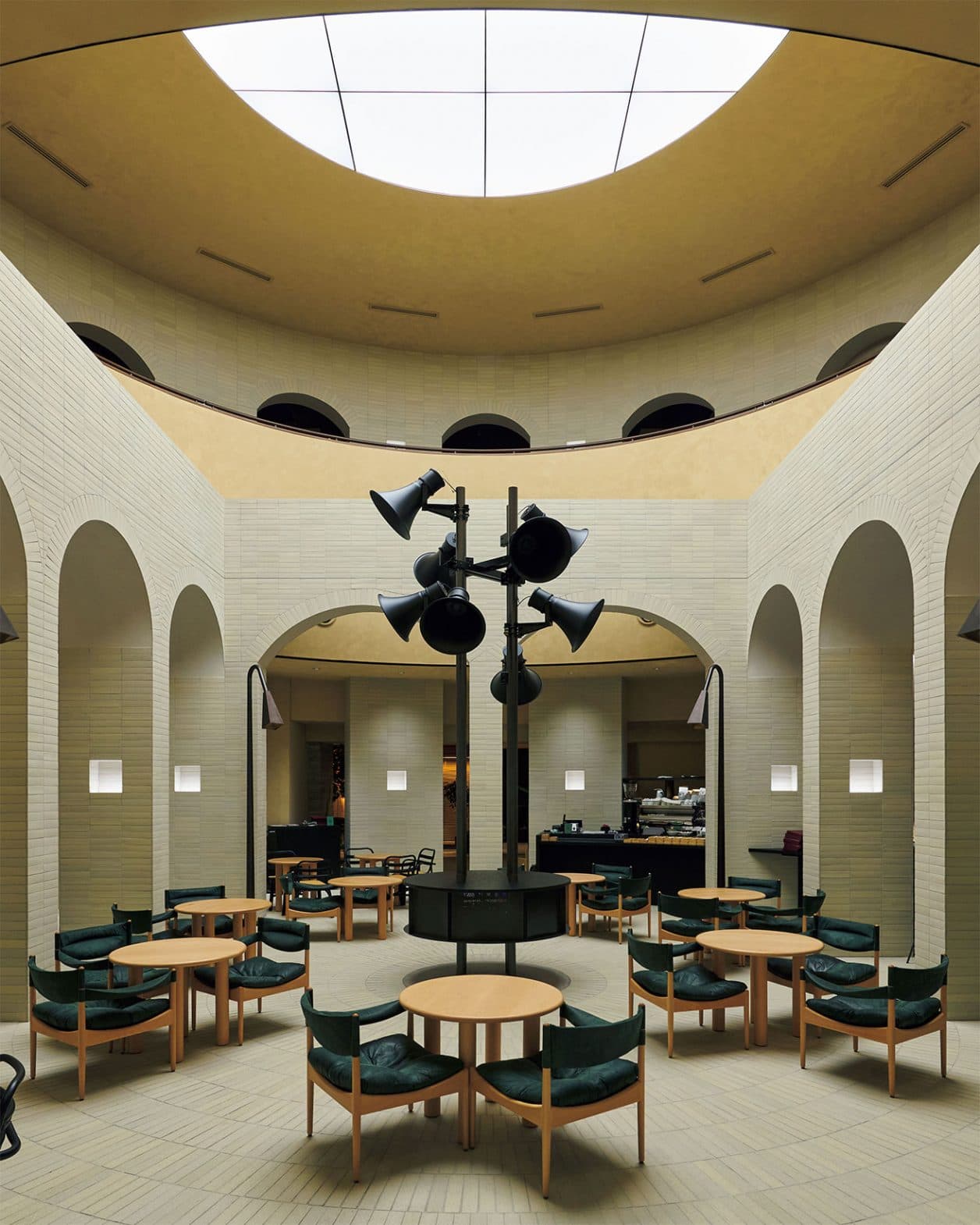 ダイケイミルズ設計、〈ニュウマン高輪〉に誕生した屋外気分の飲食空間!?