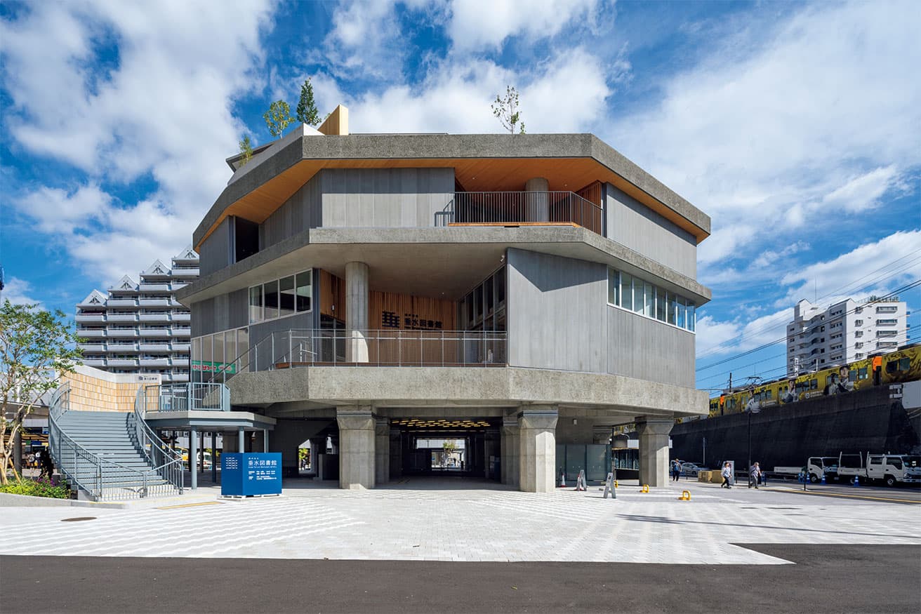 多角形の構造で、開かれた印象の外観。