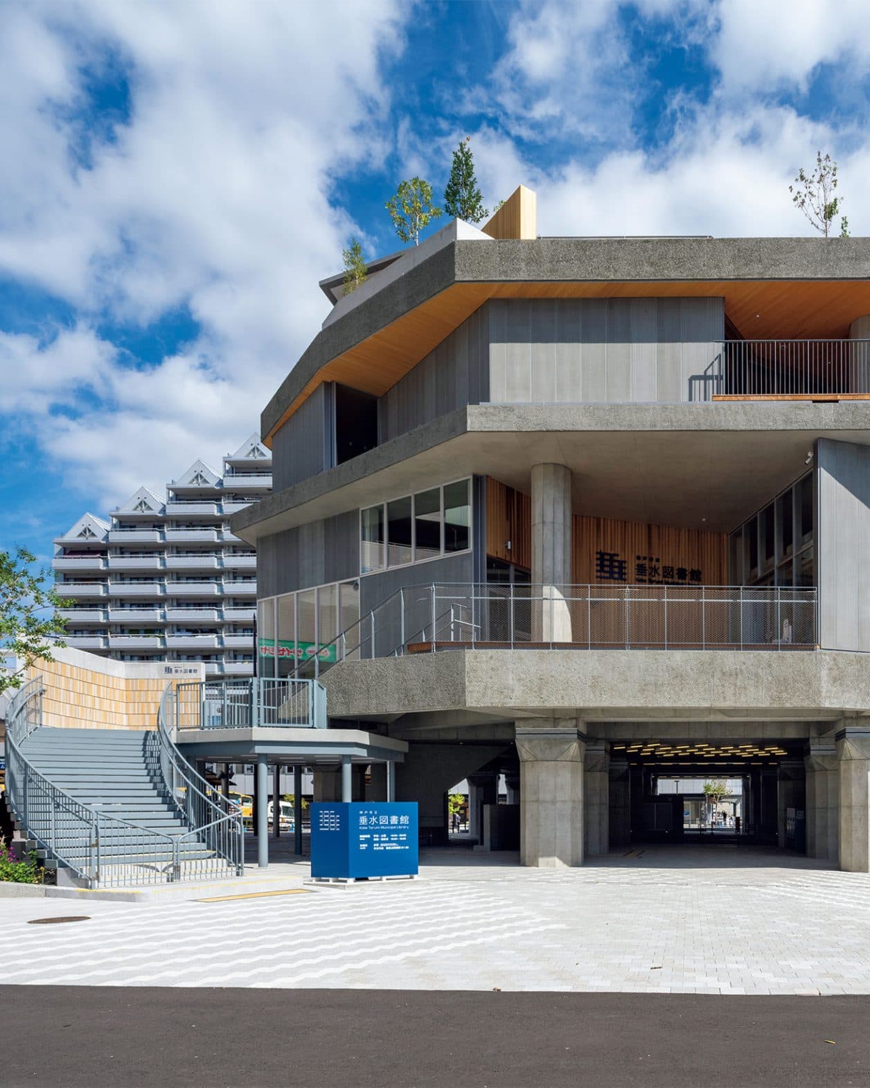 建物自体も魅力的！ 新しくなって本も居場所も増えた、神戸市〈垂水図書館〉。