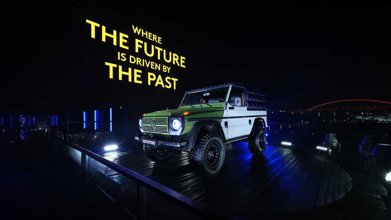 「Moncler x Mercedes-Benz by Nigo」パビリオンの屋上に展示された《Mercedes-Benz Project G-Class Past II Future》と名付けられたアートピース。