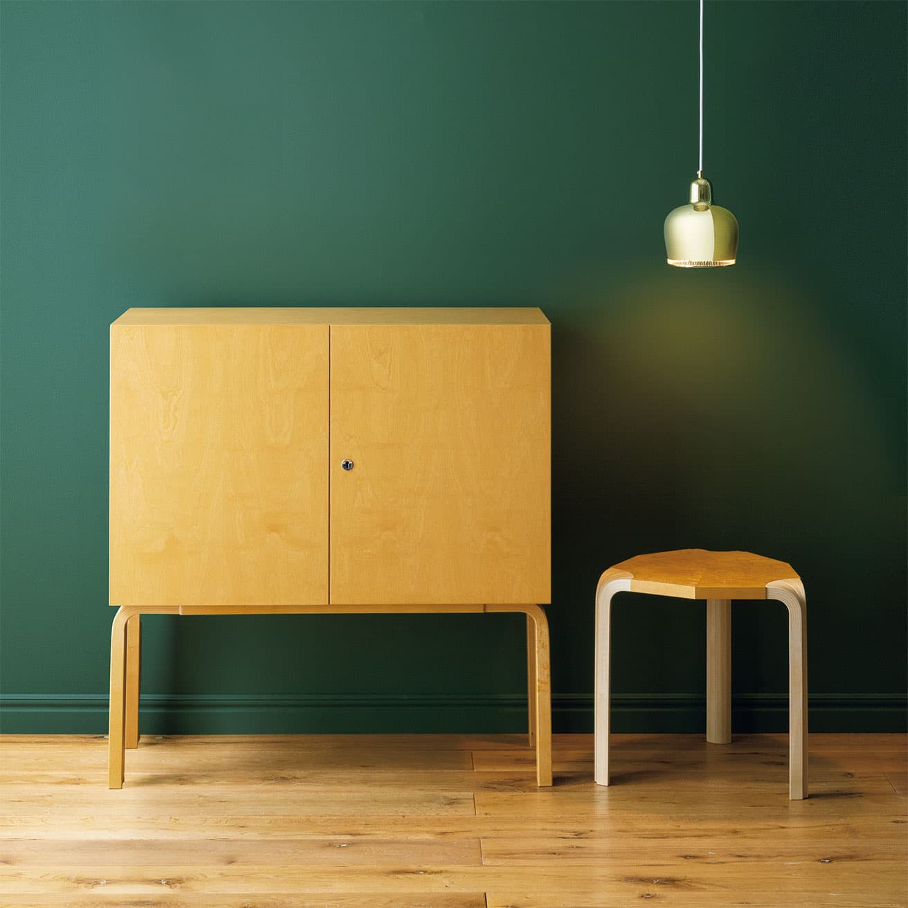 《キャビネット 250》495,000円、《スツール X602》入荷未定。