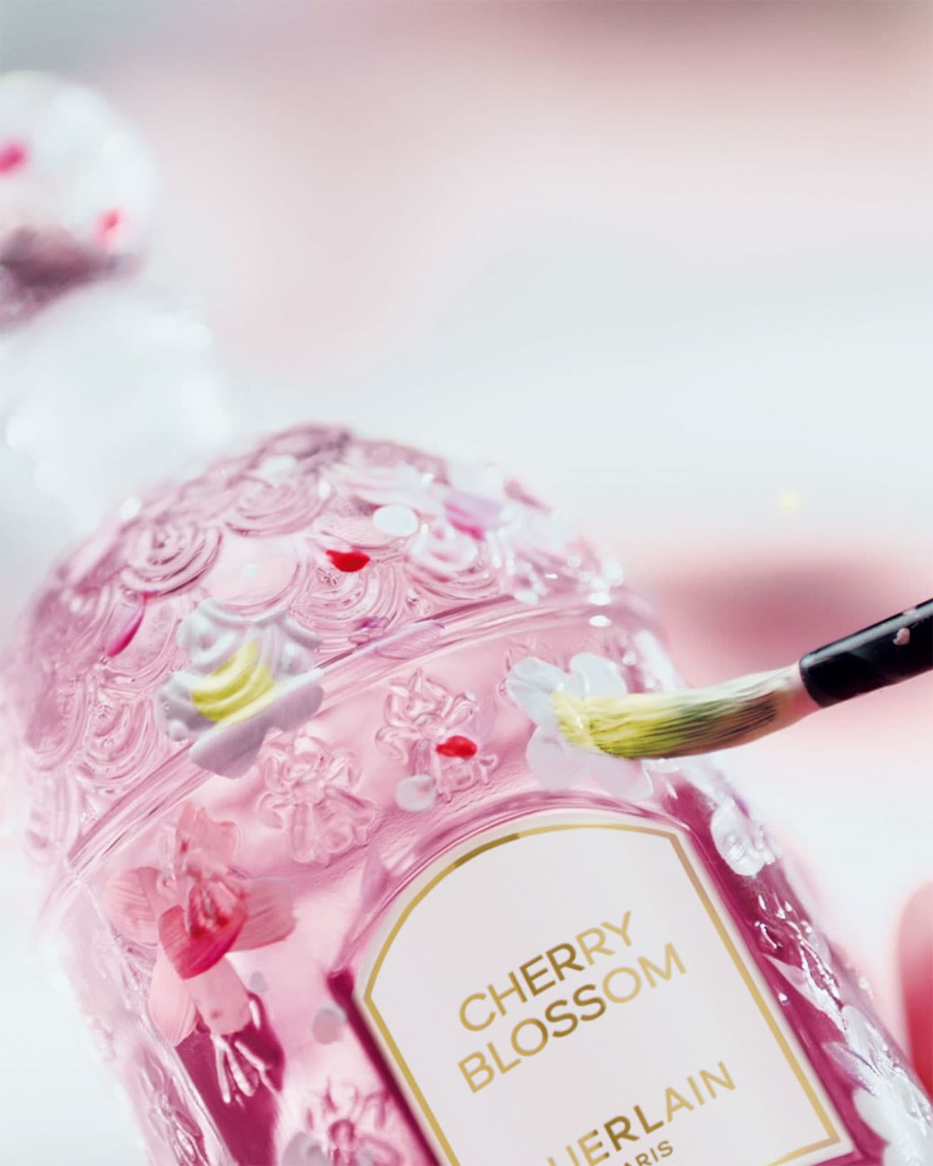 日本の伝統的な花見の風習にオマージュを込めて、テイン・ソンはビーボトルのボディとキャップにアクリル絵具で咲き乱れる桜の花を表現した。