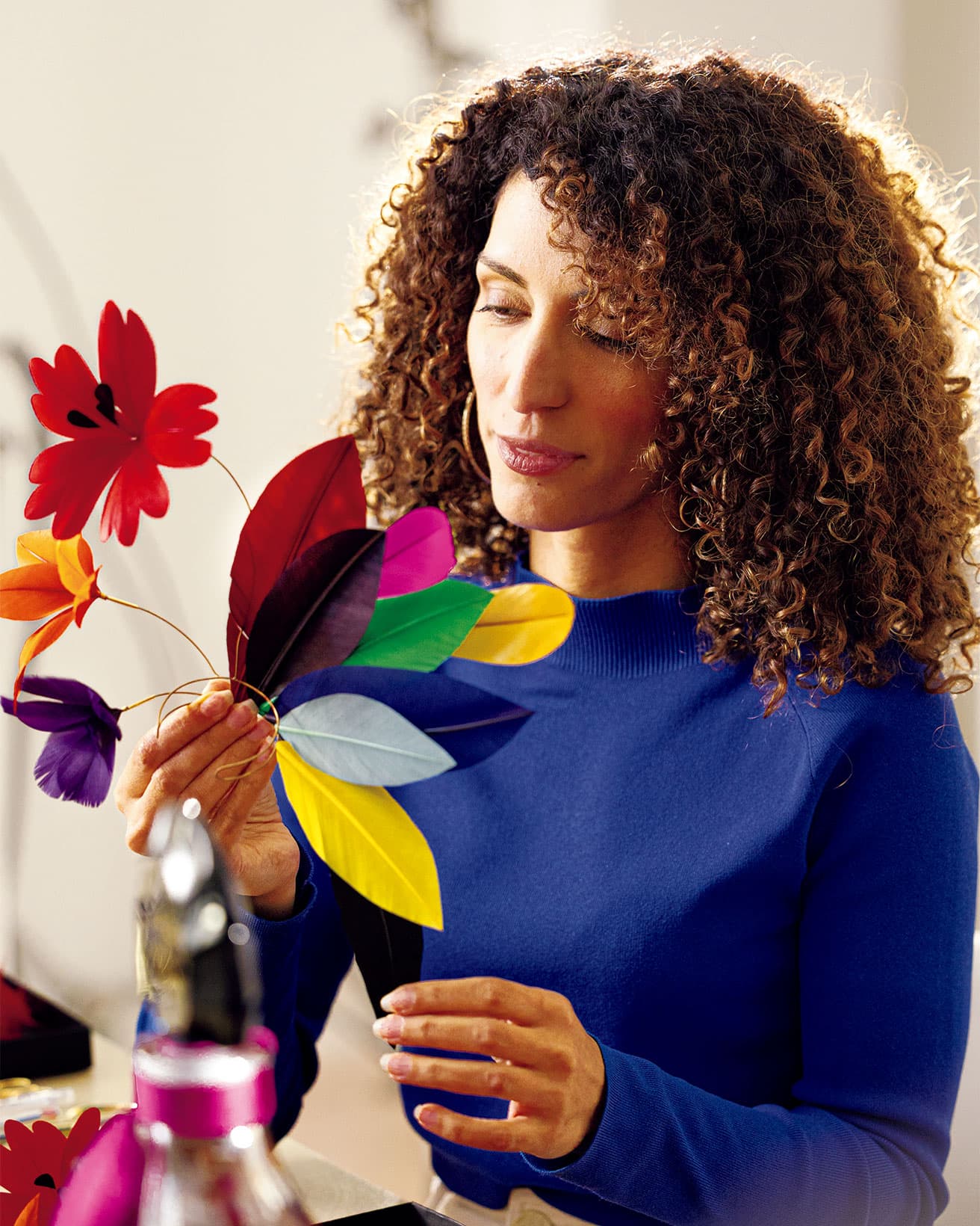 ジャナイナ・ミレイロ　リオデジャネイロ生まれ。パリで刺繍を学んだ後、鳥の羽を用いたアート表現に転向しモード、インテリア、舞台芸術などで活躍。