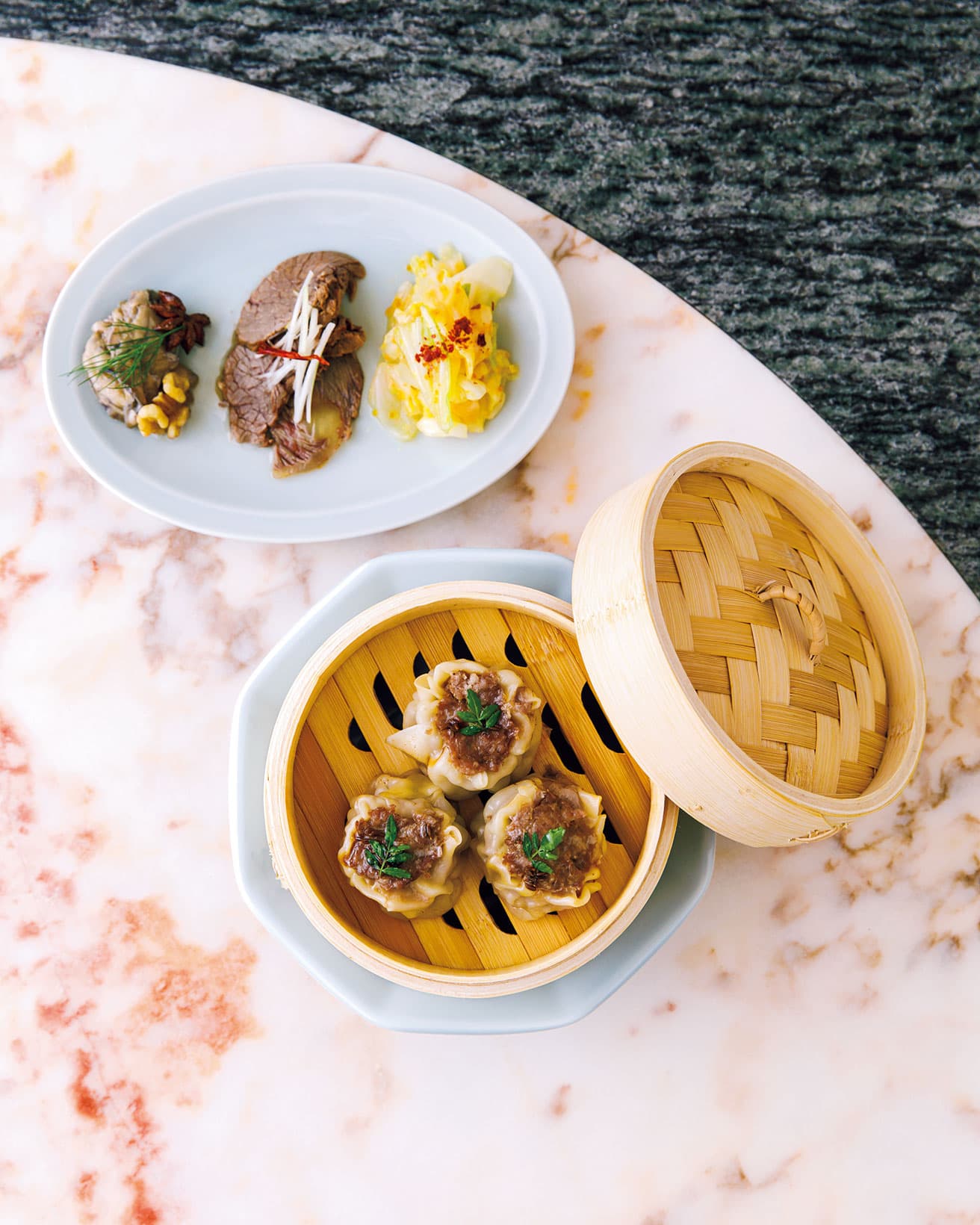 冷菜3種盛り合わせ1,600円は台湾黄金キムチなど。山椒ラム焼売（3個）1,200円。