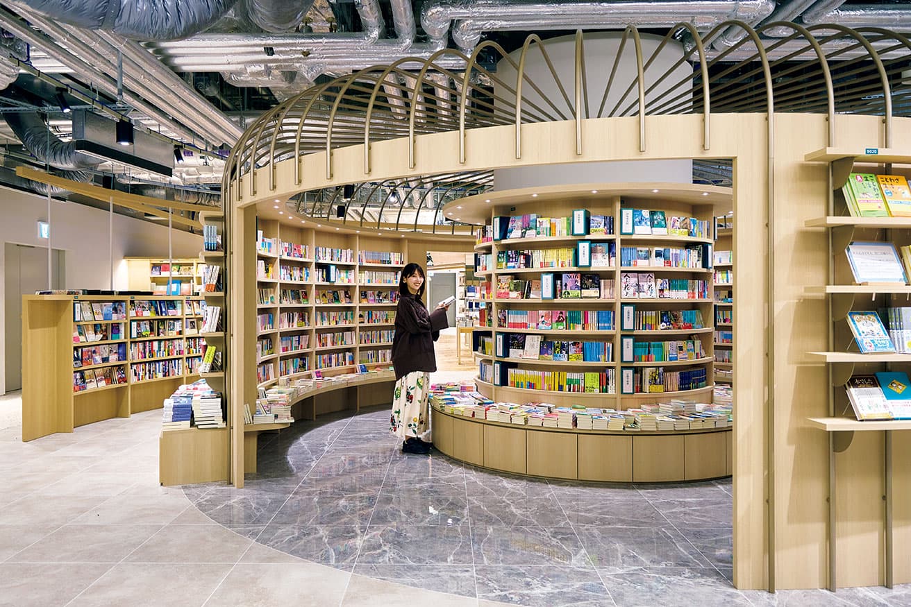 「本の街に迷い込むように棚を眺めて回遊したい。」──ブック ビオトープ、tomarigi、ときどきやまと名づけられた本棚の構成もユニーク。